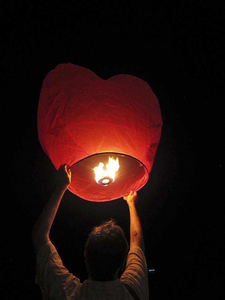 Paperilyhtyjä lähetetään taivaalle tyyninä iltoina.