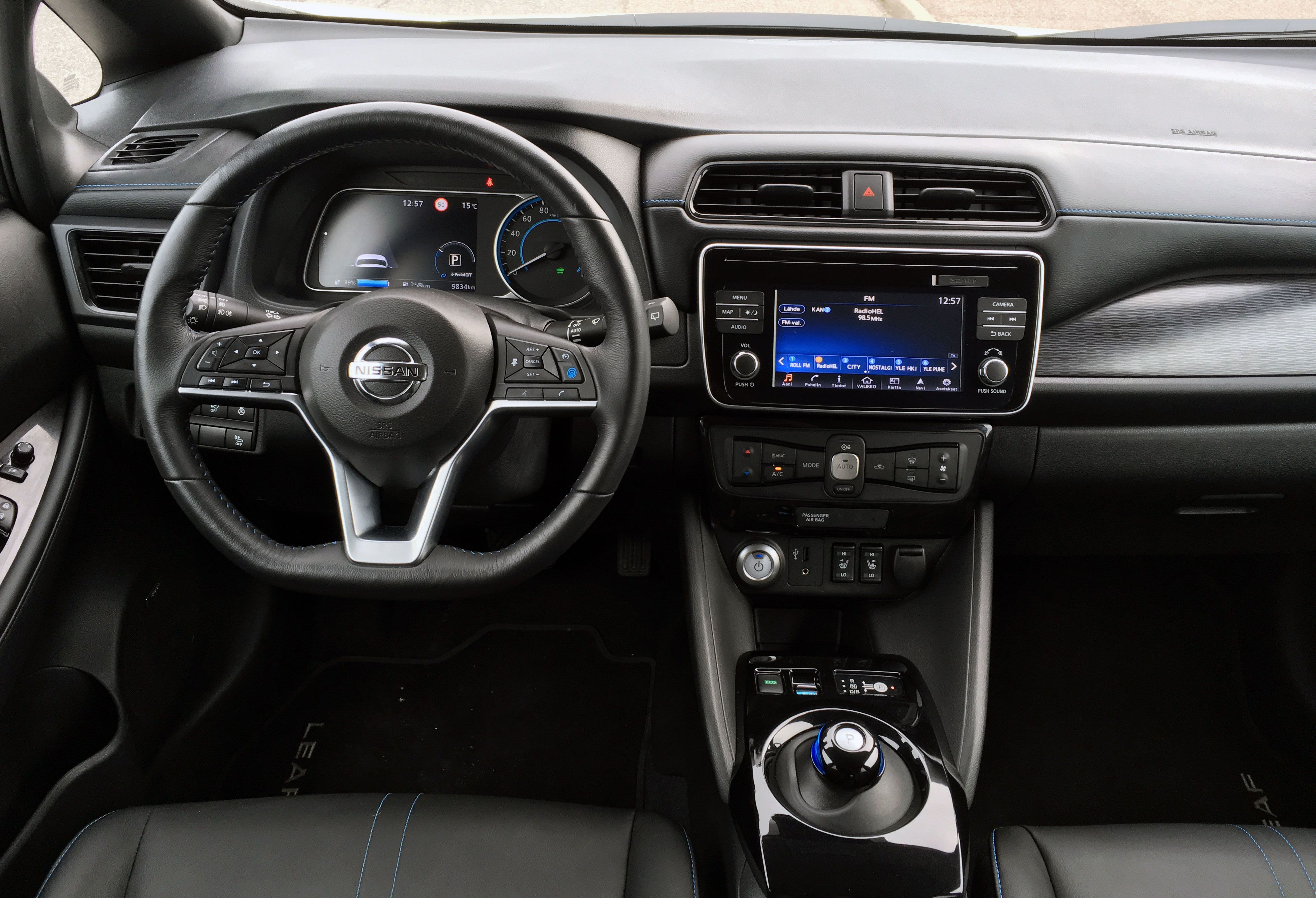 Vaihdevipu on korvattu kierrettävällä pylpyrällä. Sen edessä on e-pedal-toiminnon katkaisija.