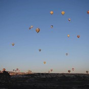 Kuumailmapalloilua Turkin upeissa maisemissa
