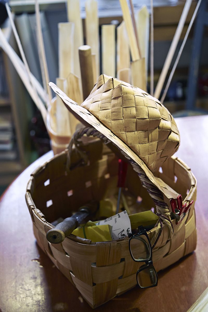 Erkin tuohihattu ja pärekori.