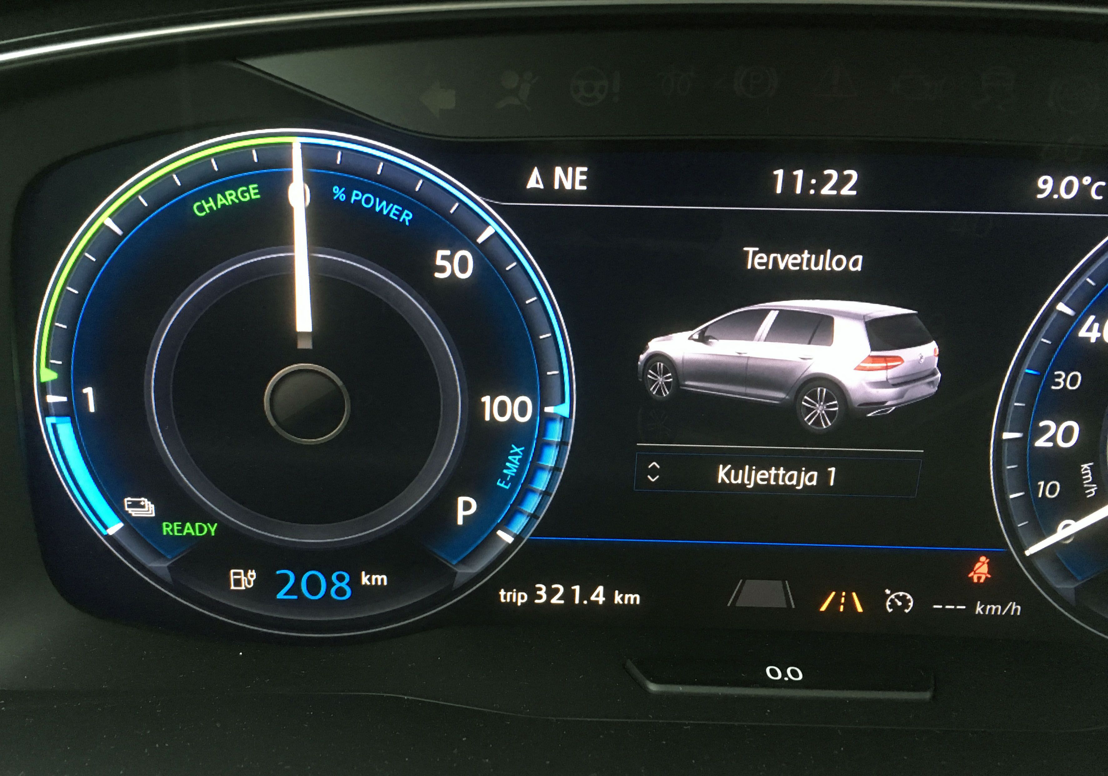 Kierroslukumittarin on korvannut lataustilasta kertova mittari. Sen alla olevaa toimintamatkalukemaa oppii nopeasti vahtimaan tarkkaan.