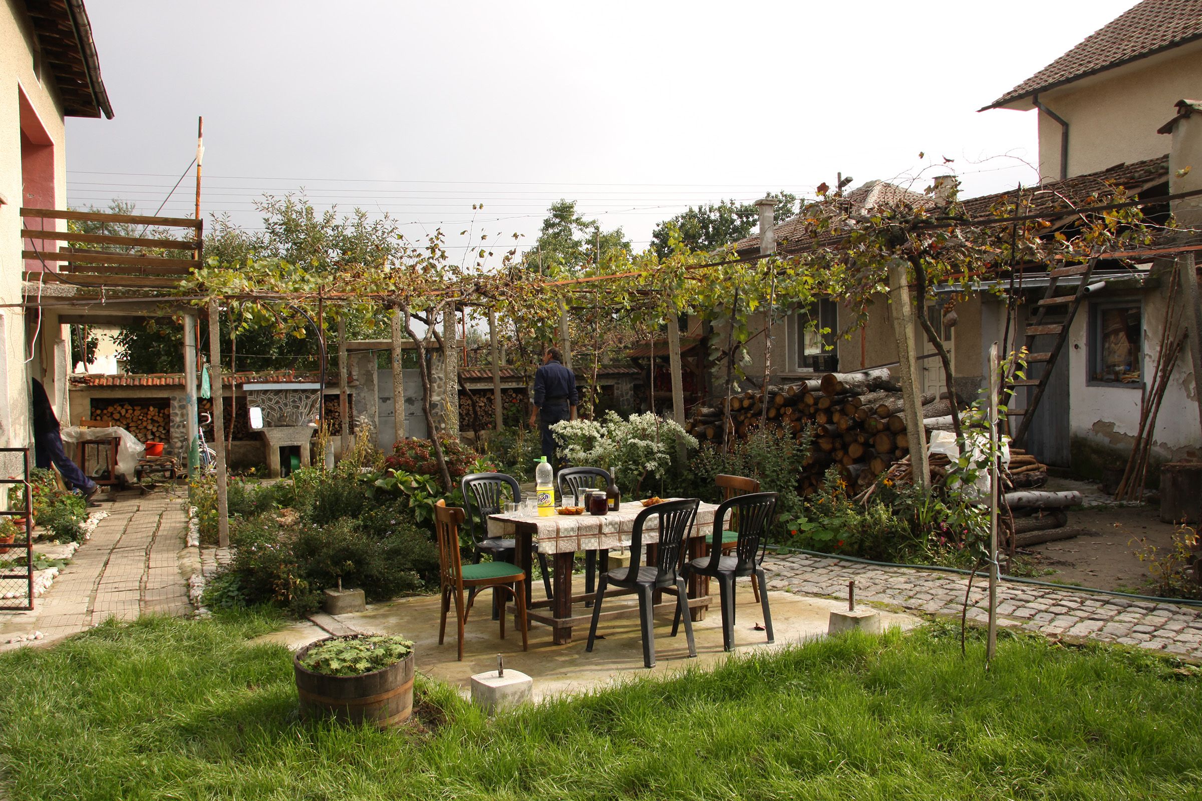 Lachkovin talon pihassa on pergola, kuten Bulgariassa on tyypillistä.