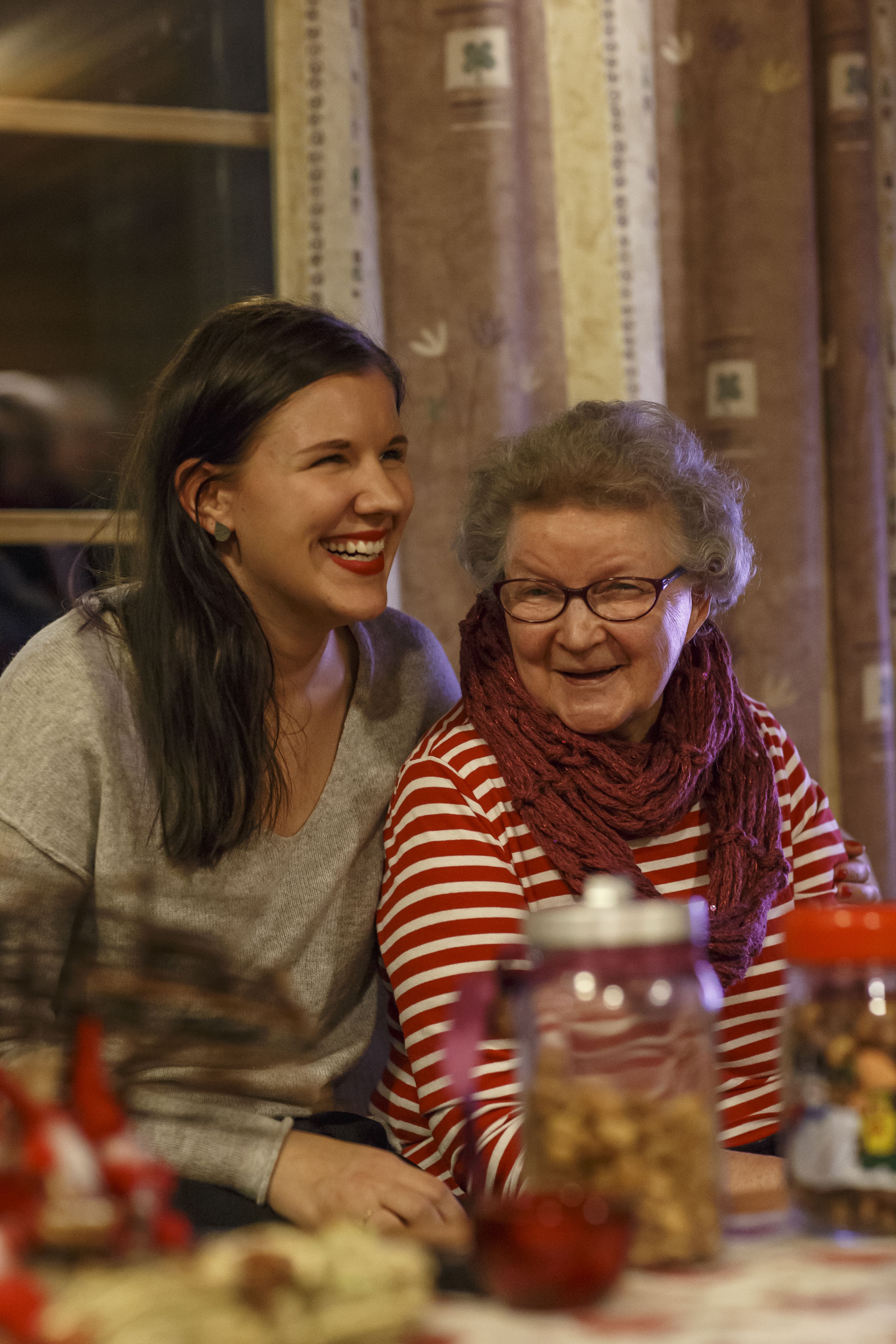 Sinikka viettää joulua lapsenlapsensa Kaisan kanssa.