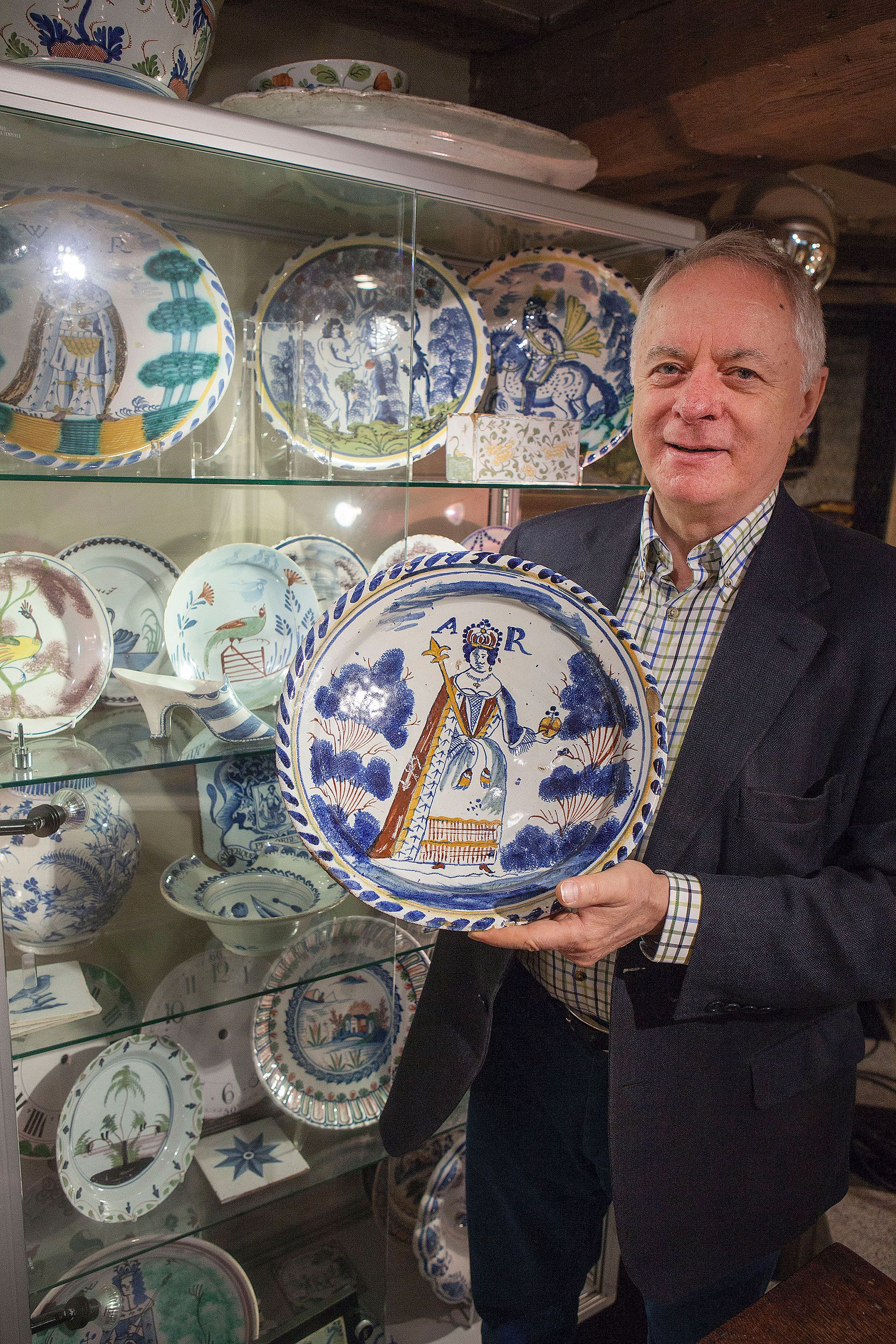 John Howard esittelee aarteitaan Woodstockissa.