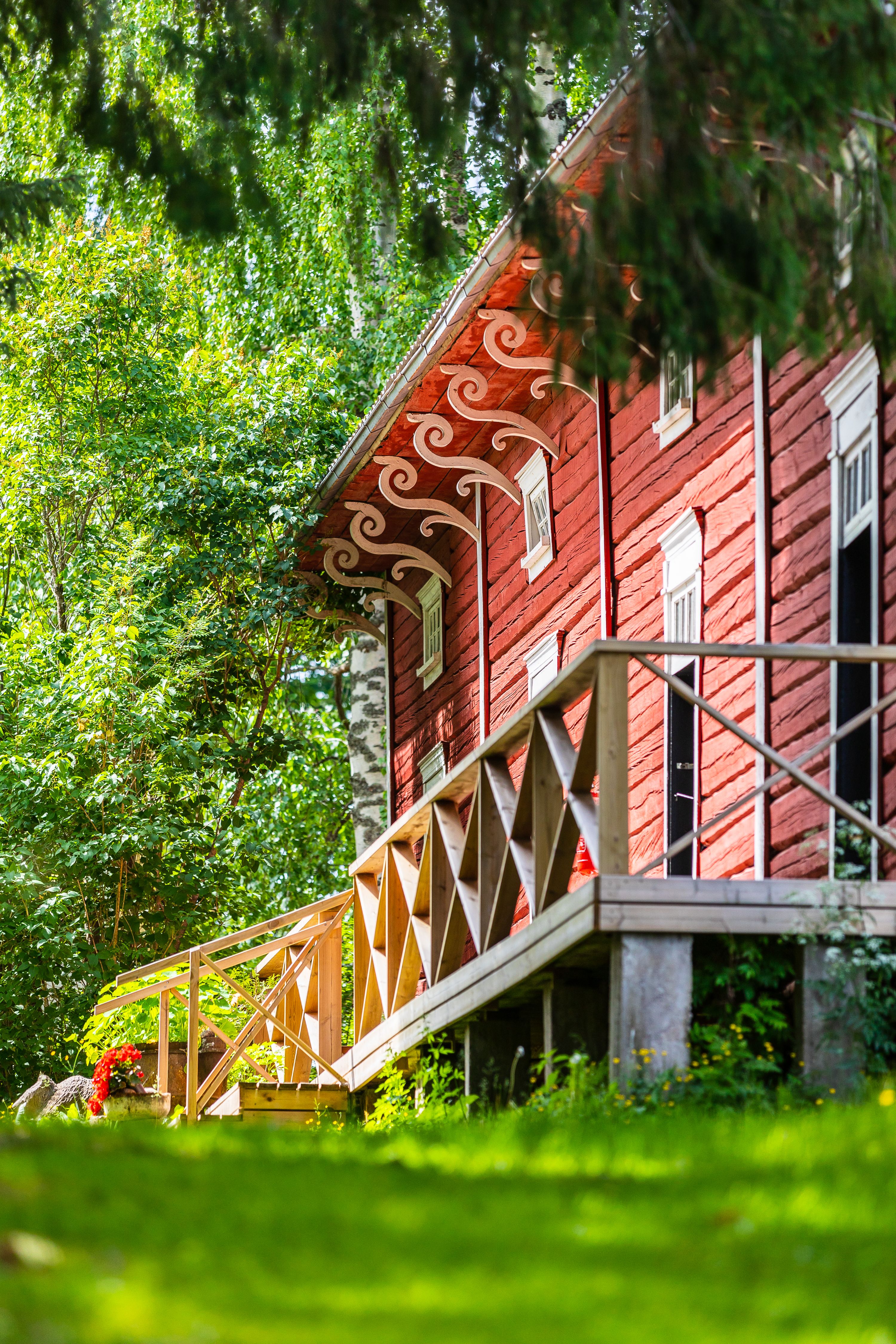 Kesäisin matkailijat voivat majoittua myös aittoihin.