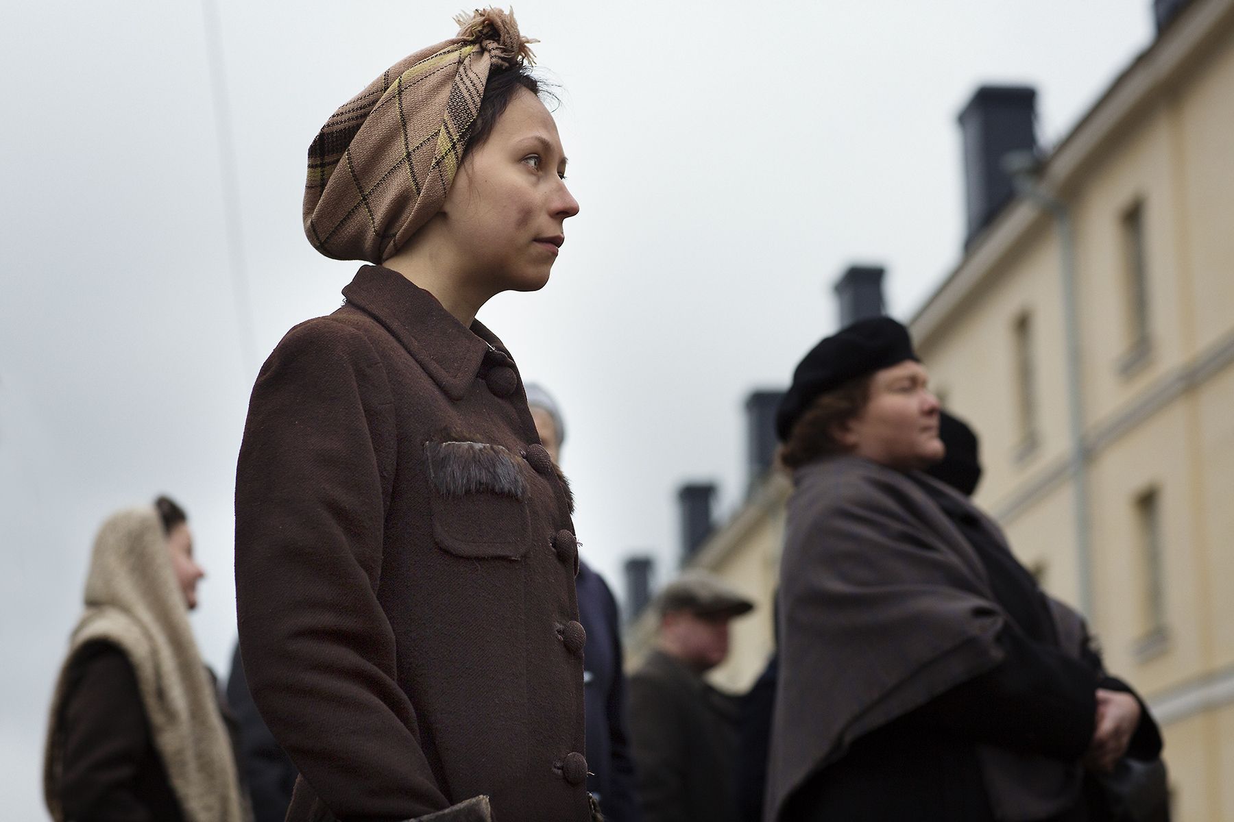 Suomenlinnan kuvauksissa oli paikalla myös siviileiksi pukeutuneita avustajia.