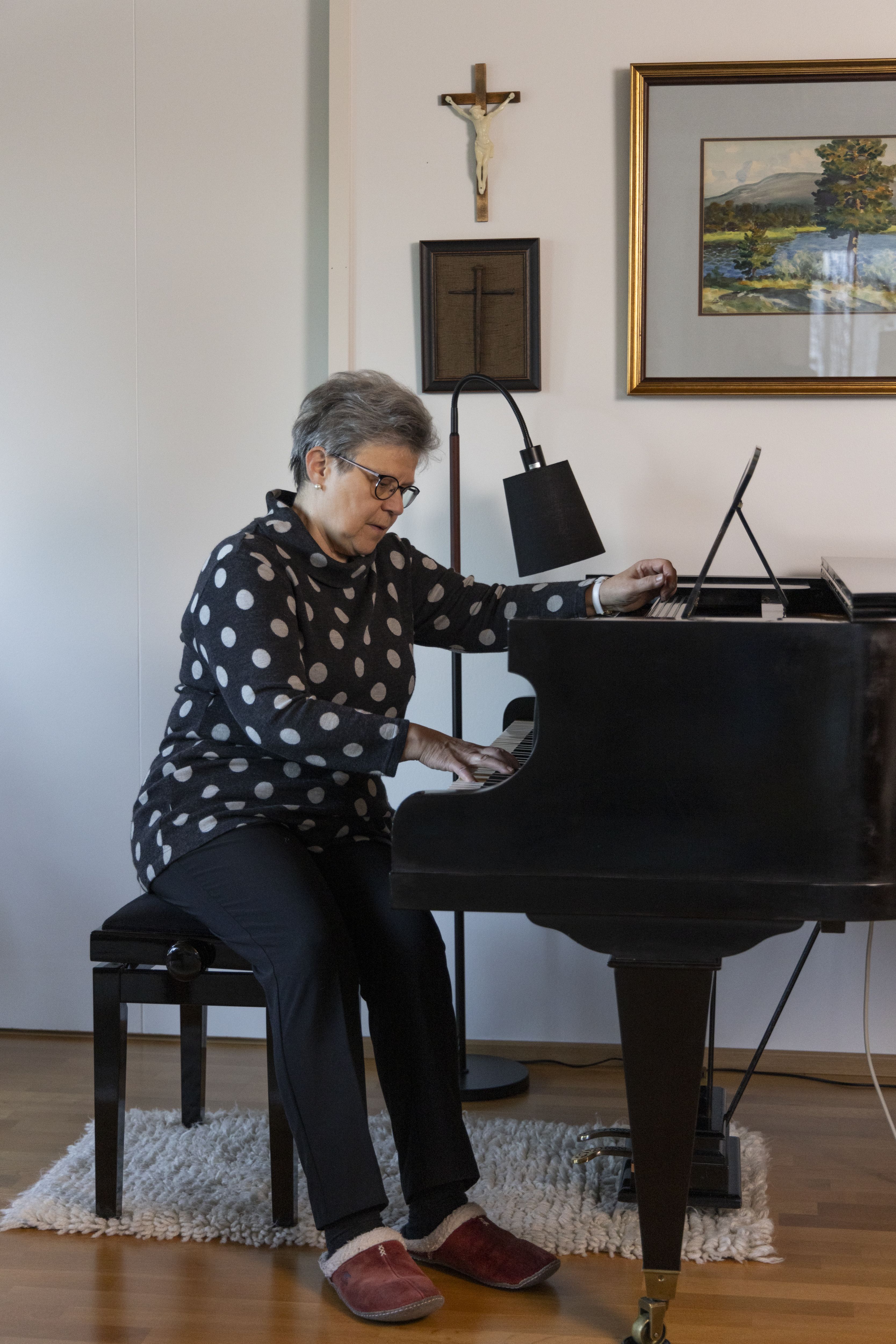 Soile Isokoski istuu usein flyygelin äärellä sekä täällä kotona että töissä Oulun ammattikorkeakoulussa.