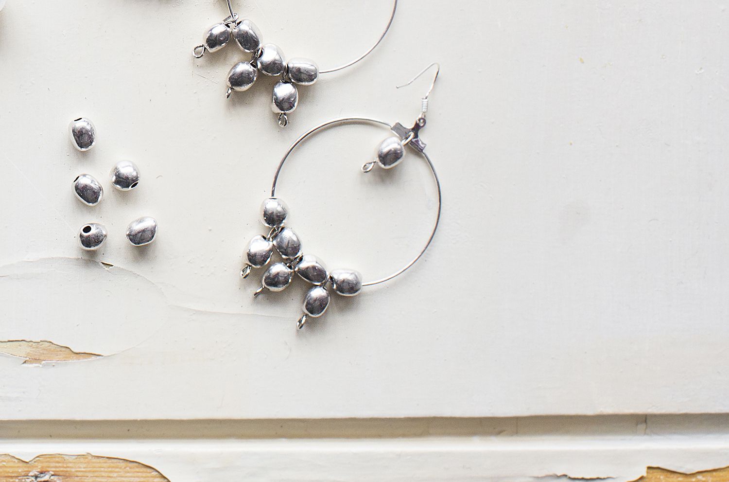 Ryhmittele luovasti! Yhdistä koruihin eri materiaaleja tai täytä vaikka koko rengas helmillä.