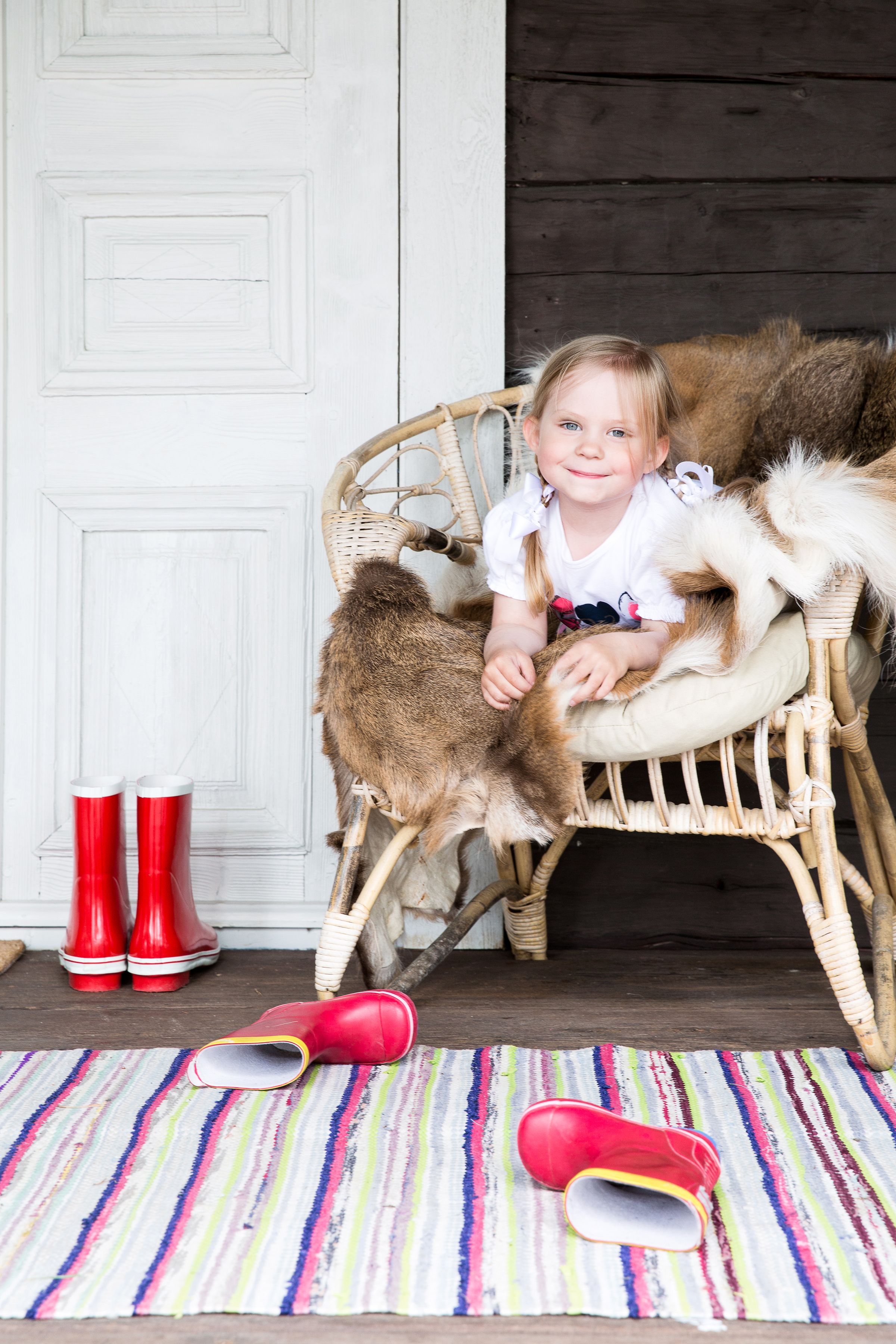 Nella viihtyy mummun ja papan mökillä.