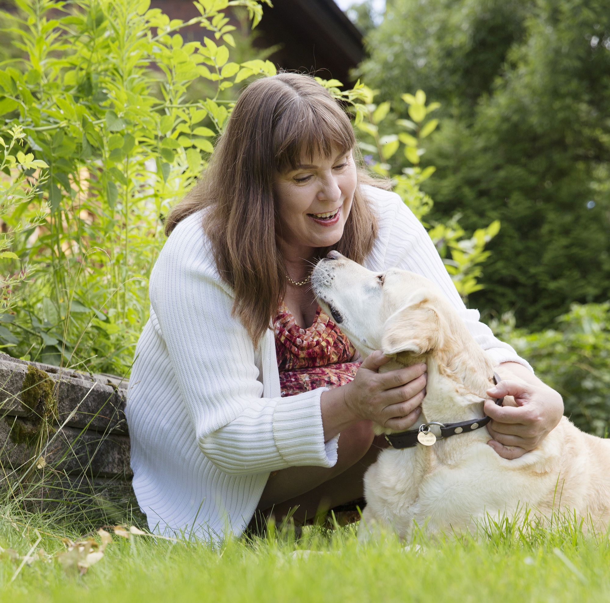 Kaisa Penttilä (s.1963) asuu Espoossa miehensä, kahden lapsen ja opaskoiran kanssa.