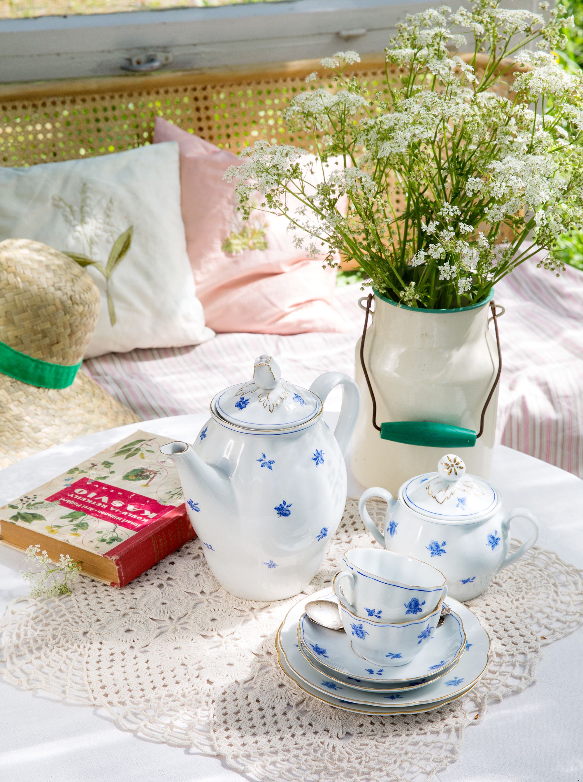 Greta Lisa Jäderholm-Snellmanin suunnittelema OB-mallisto on 1920-luvulta, Kahvikuppi 26 e, kukkalautanen 15,50 e, sokerikko 42 e ja kahvikannu 87 e.