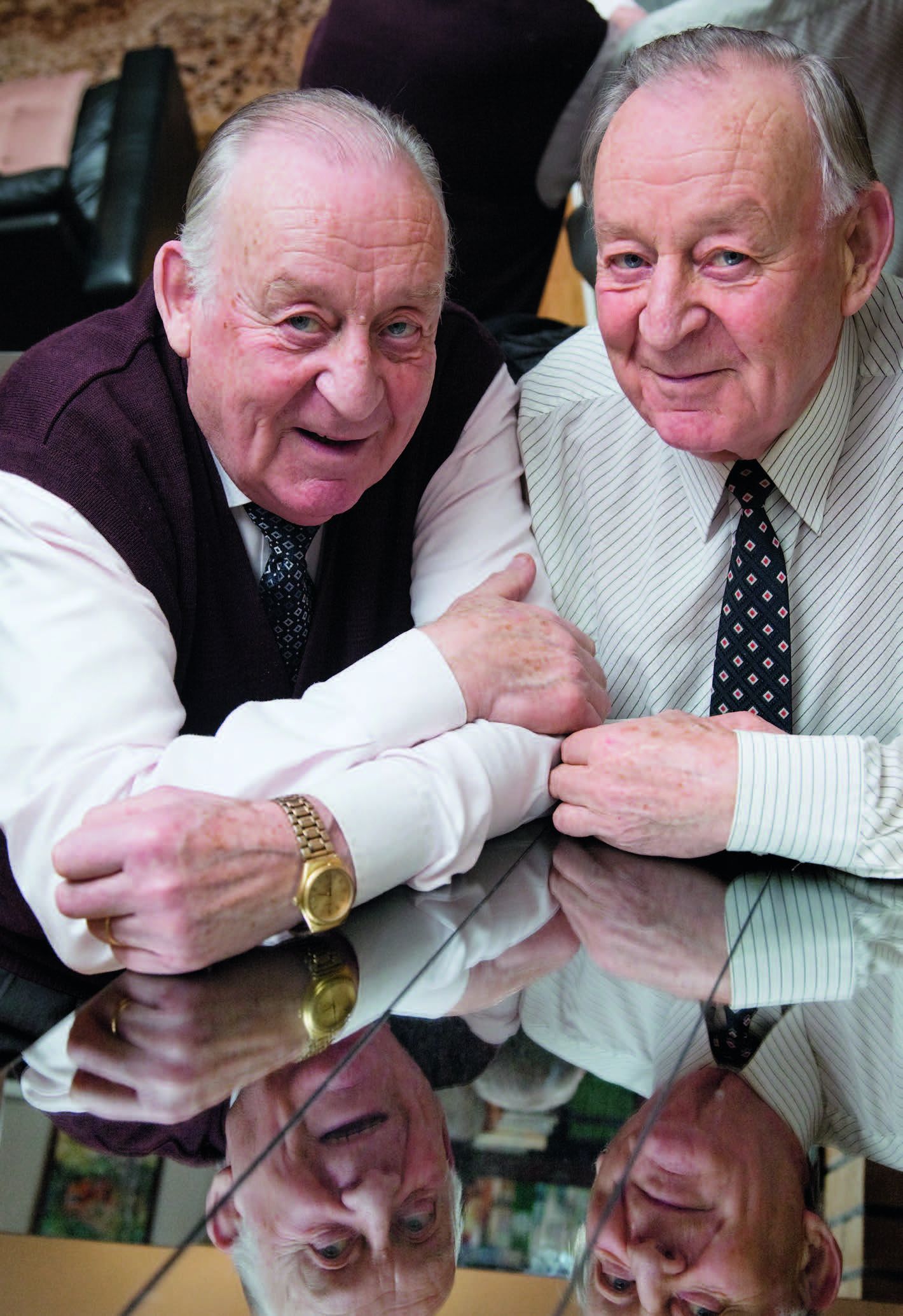 Paavo (vas.) ja Mauno Hakala ovat eläneet aikuisiällä eri paikkakunnilla, mutta tavanneet ainakin kerran vuodessa. Ajatukset, makutottumukset ja ostokset käyvät yksiin. – Pienempinä jopa lapsemme sekoittivat meidät, Mauno kertoo.