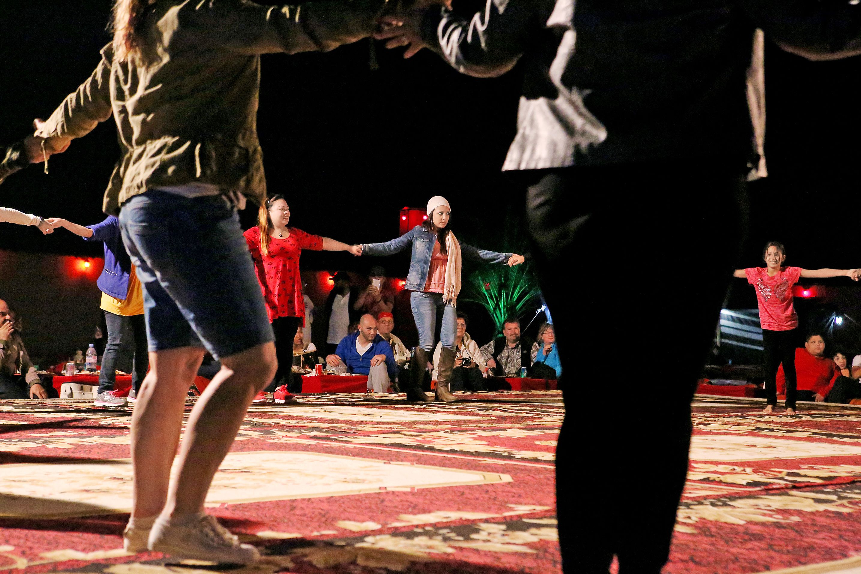 ”Ei ehkä Dubain tasokkain mutta taatusti tunnelmallisin illallinen”, rustaan ruttuiseen muistivihkooni. Edessäni lavalla napatanssija viuhtoo villisti.