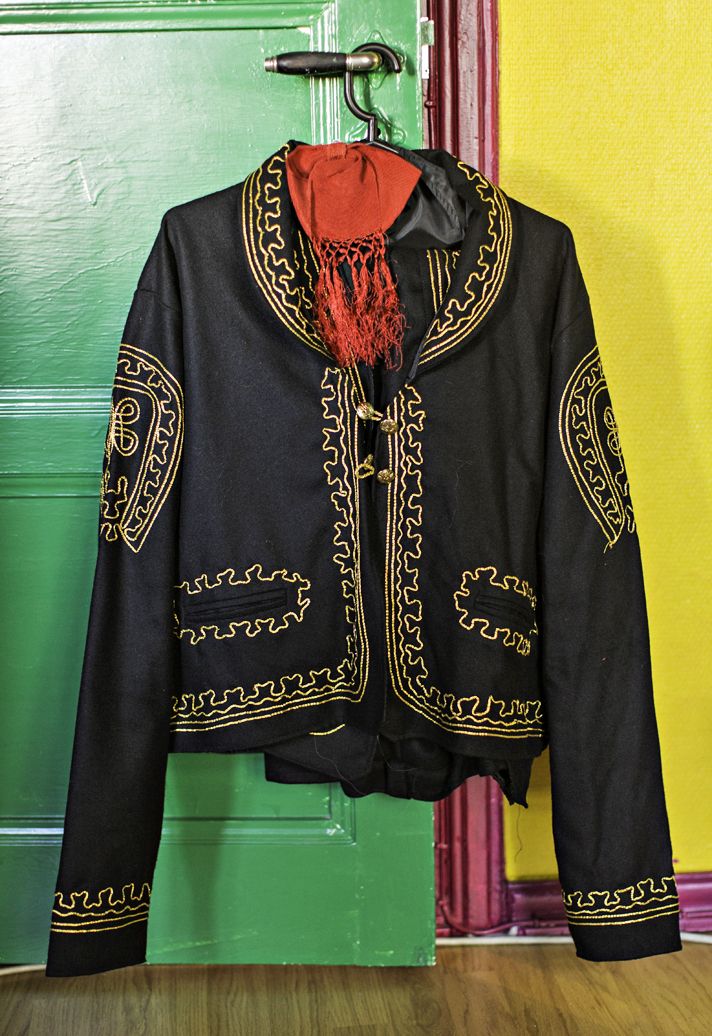 Meksikolaisen mariachi-muusikon soittoasu on tuhtia villakangasta.