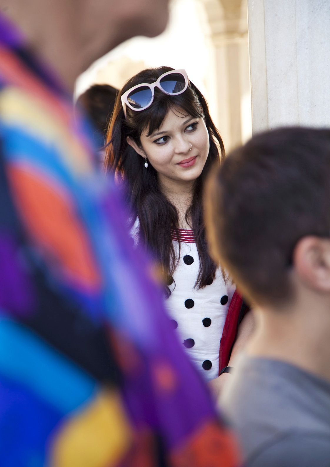 Junaemäntä Akanksha huolehtii vieraiden viihtymisestä. Akanksha rakastaa työtään. – Jouduin kärttämään pitkään lupaa työskennellä junassa. Vanhempieni mielestä työ ei sovi tytölle. Lopulta he heltyivät, mutta joutuvat nyt kärsimään naapureiden pahoista puheista. 