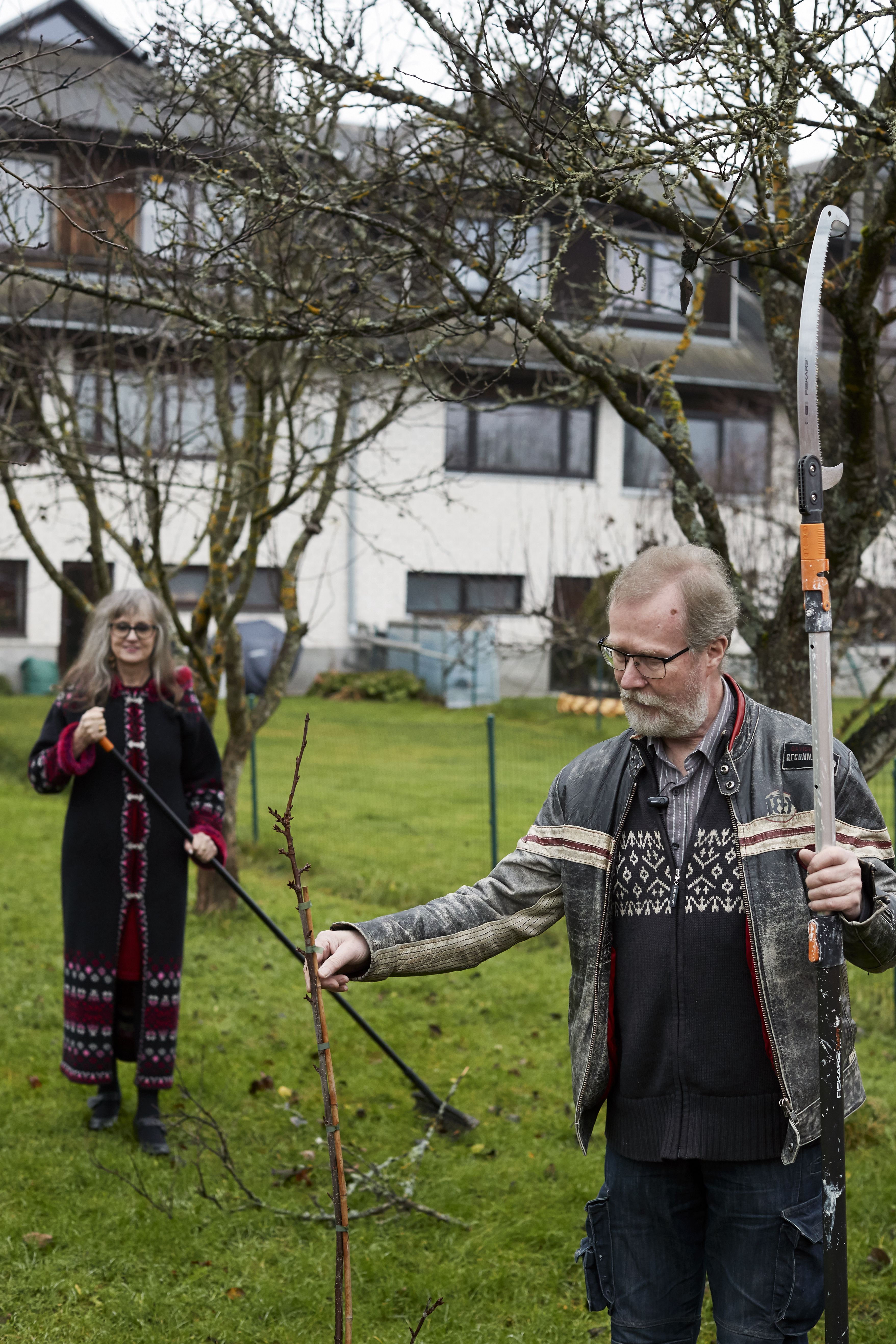 Suuren pihan hoito vaatii aikaa ja vaivaa.