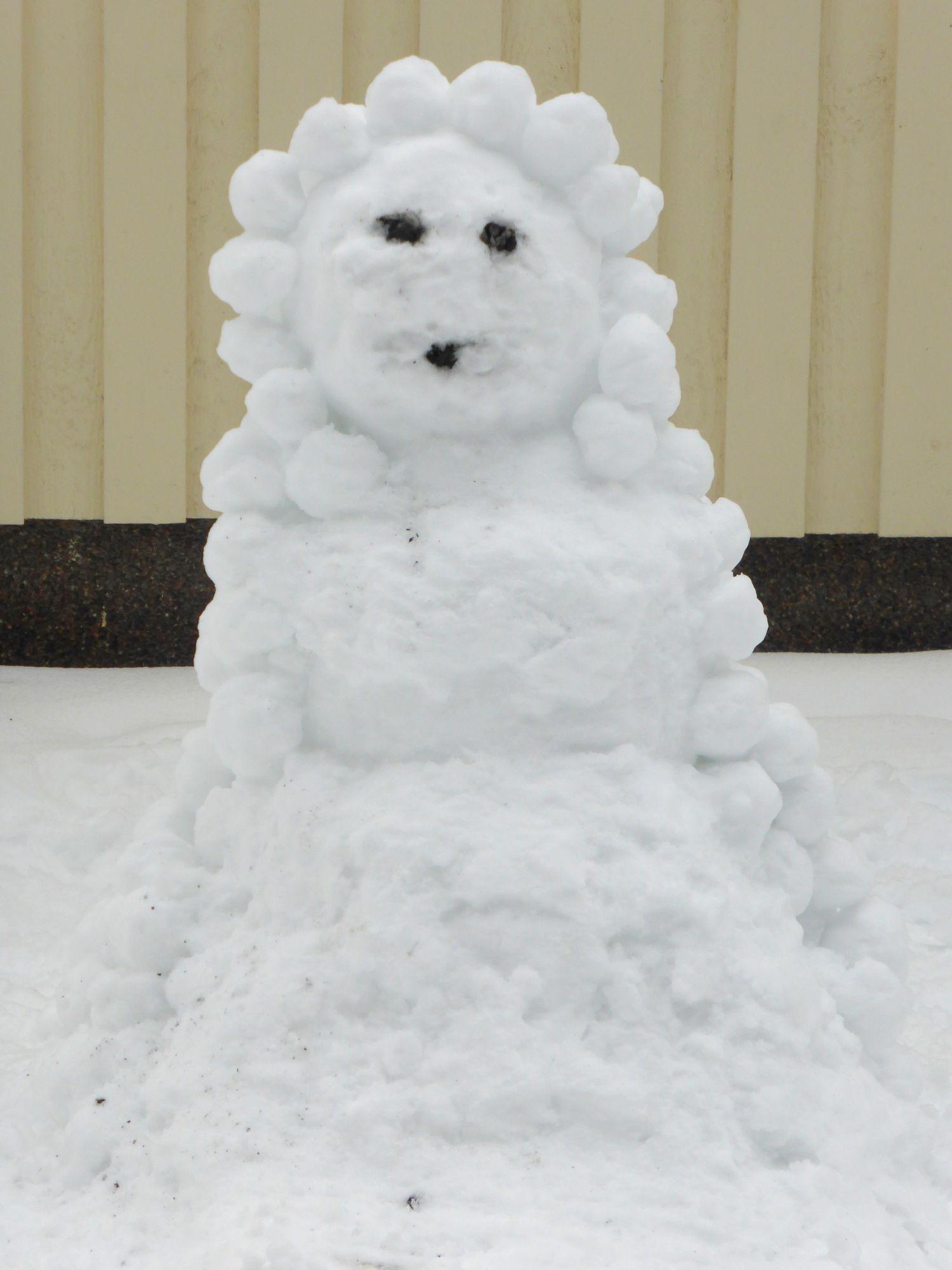 Lumesta voi tehdä myös lumiakan.