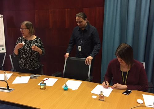 Tuoksuttelemassa toimittaja Pia Hyvönen, graafikko Petri Rotsten ja toimituspäällikkö Elina Salo.