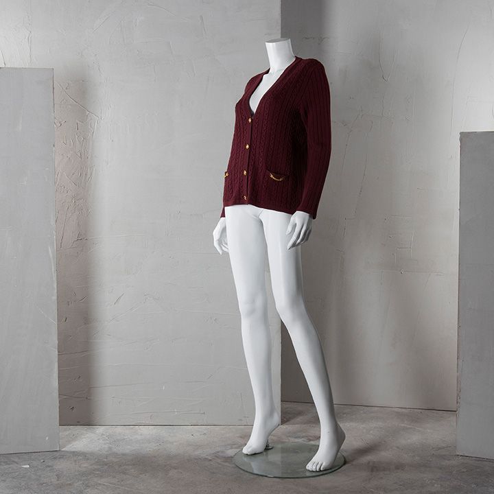 Merkkivaatteet eivät välttämättä nouse ylettömiin hintoihin huutokaupoissa. Tämä Celinen viininpunainen villatakki kooltaan 44 maksoi samaisessa Bukowskin muotihuutokaupassa vain noin 130 euroa, joten ostajalle jäi varmastikin rahaa ostaa itselleen myös housut, ettei pelkässä takissa joudu tepastelemaan.