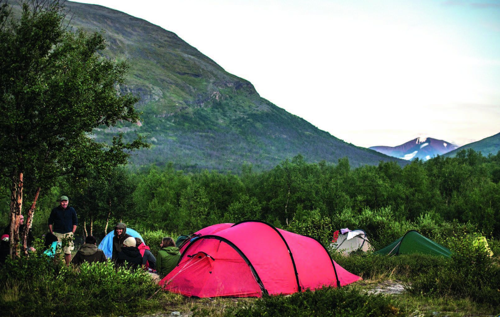 Kivikkoiset vuorenrinteet vaihtuvat matkan edetessä avotunturiksi ja vihreäksi lehtimetsäksi.