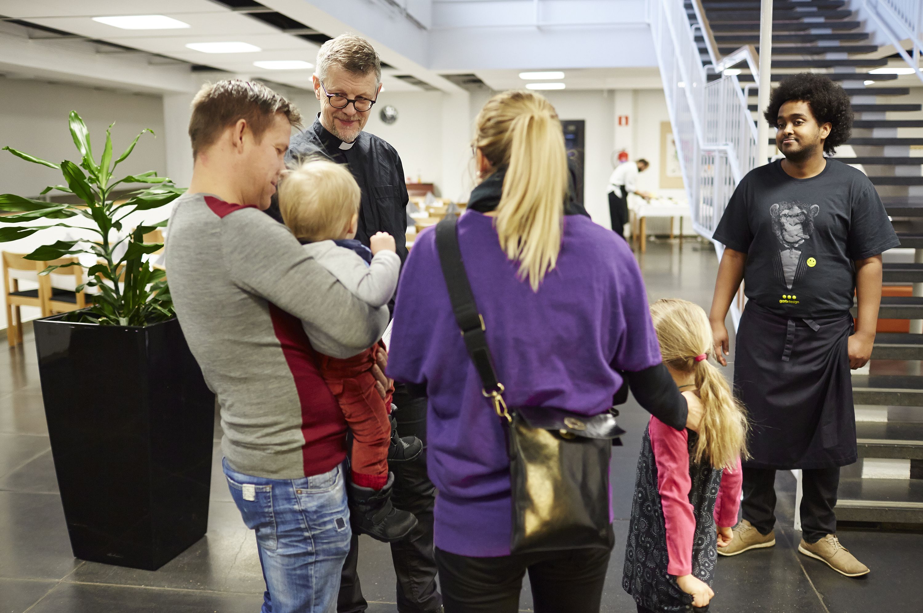 Lapsiperheitä on brunssille tulijoiden joukossa paljon. Alppilan kirkon toiminnanjohtaja Kari Latvus toivottaa tervetulleeksi huolella ja rakkaudella valmistetulle brunssille. 