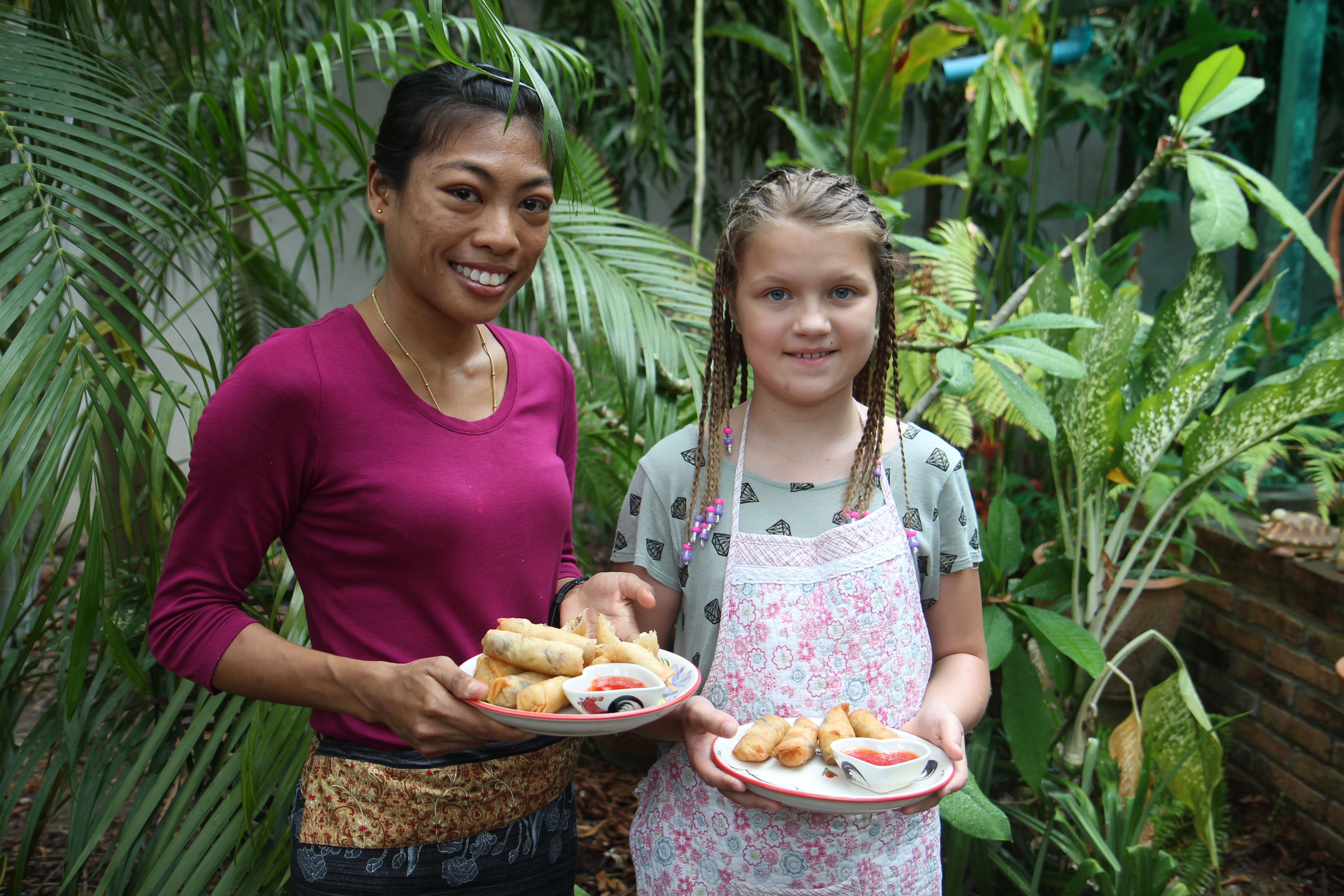 Pookin kokkikurssilla Dania valmisti kevätrullia.