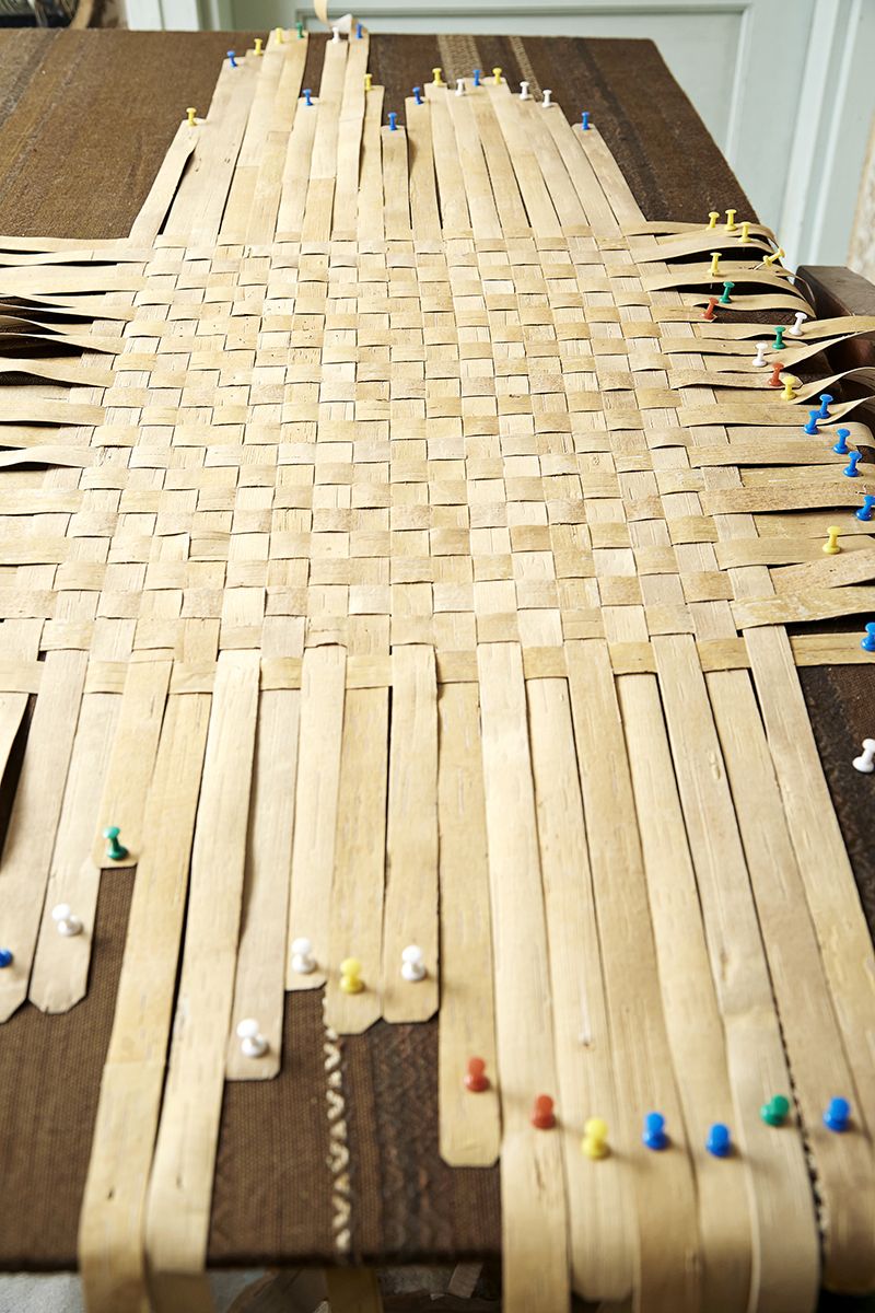 Tässä valmistuu monitaskuinen työkaluliivi. Siihen menee yli 180 metriä tuohinauhaa.