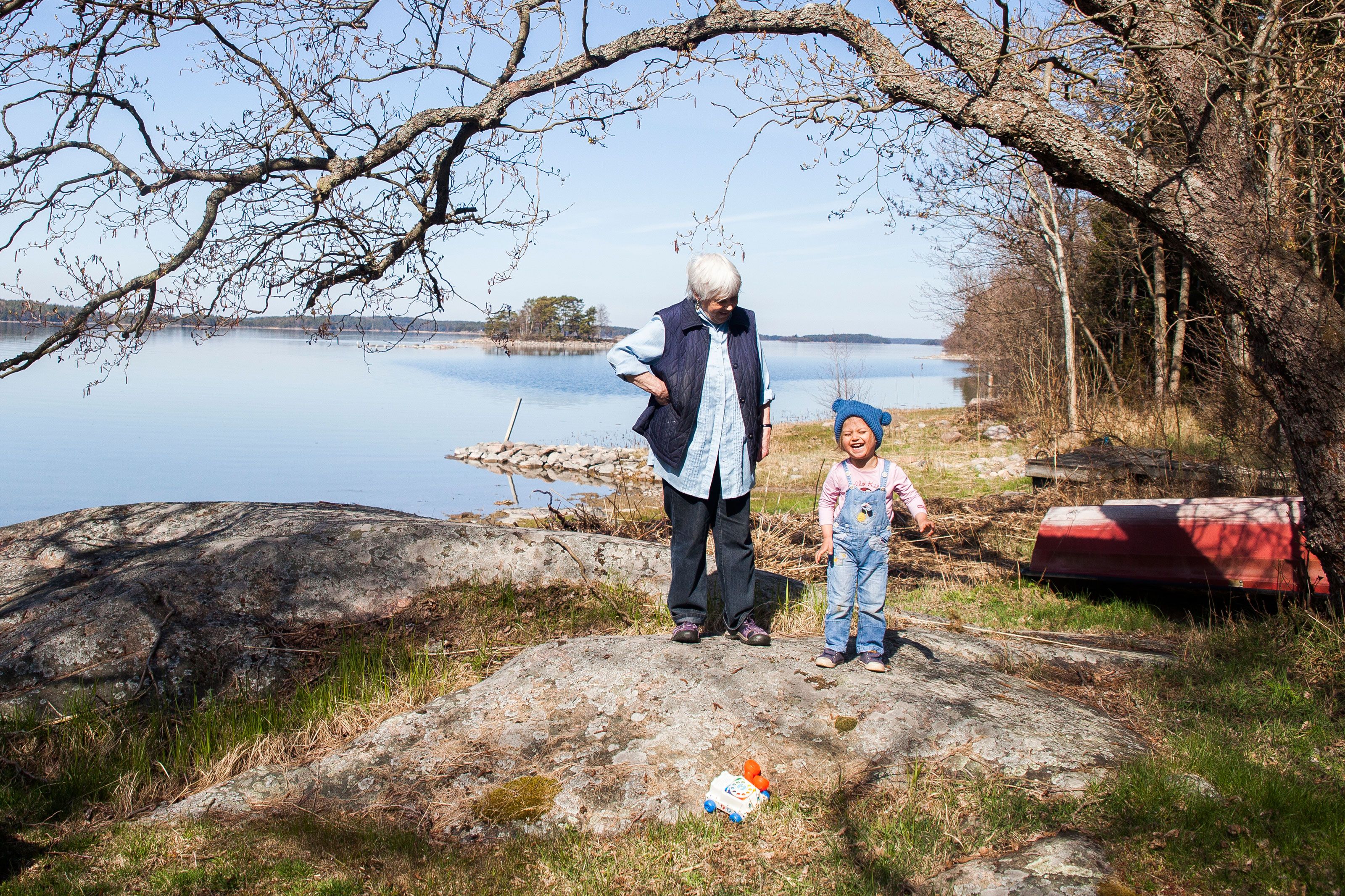 Mona Hemmer on iloinnut nähdessään lasten turvallisuudentunteen palaavan. Nauvon turvapaikanhakijat ovat pääasiassa lapsiperheitä.