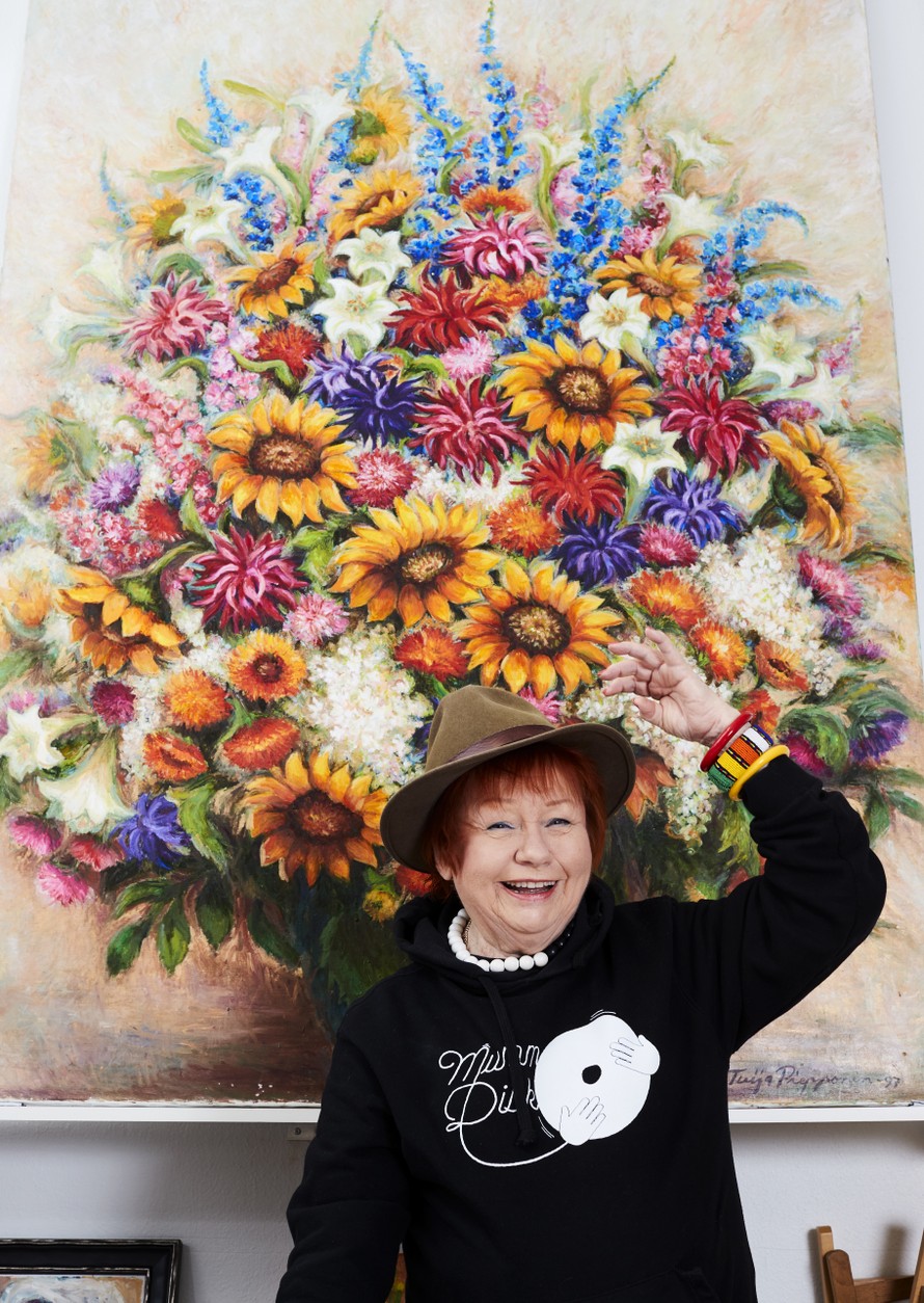 Kävelyillään Tuija ”marnehtii”, poimii vaikutelmia ja kuvaa niitä. Jos joku aamu tuntuisi ankealta, on mitä kaivaa katsottavaksi.