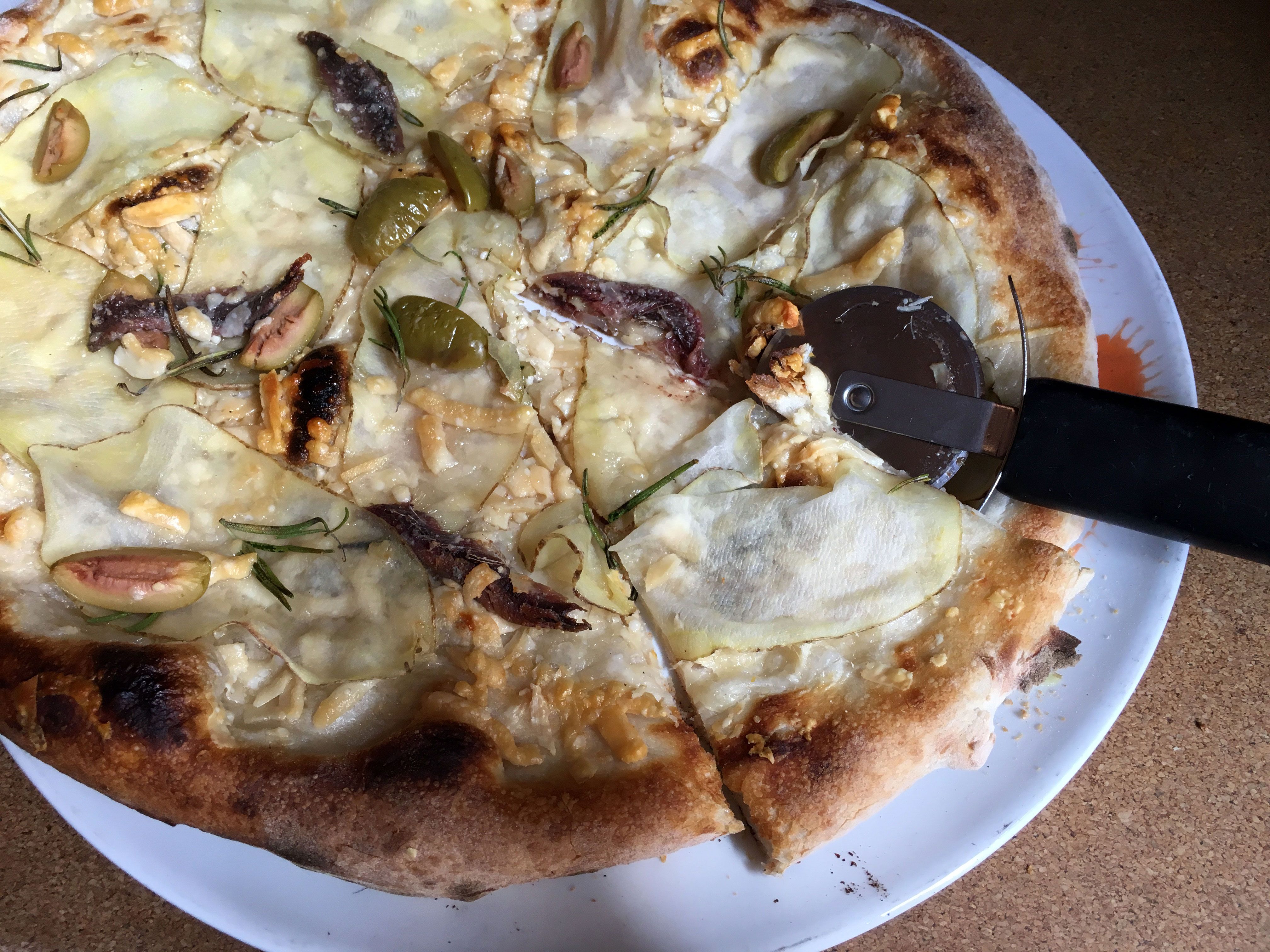 Omnipollos Hattin pitsat ovat kekseliäitä ja herkullisia. Veitsi ja haarukka on korvattu pitsaleikkurilla.