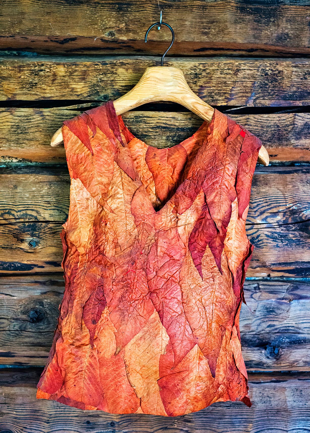 Anni Rapinojan materiaaleja eli työtovereita ovat esimerkiksi kasvien lehdet, luut ja järviruo'ot.