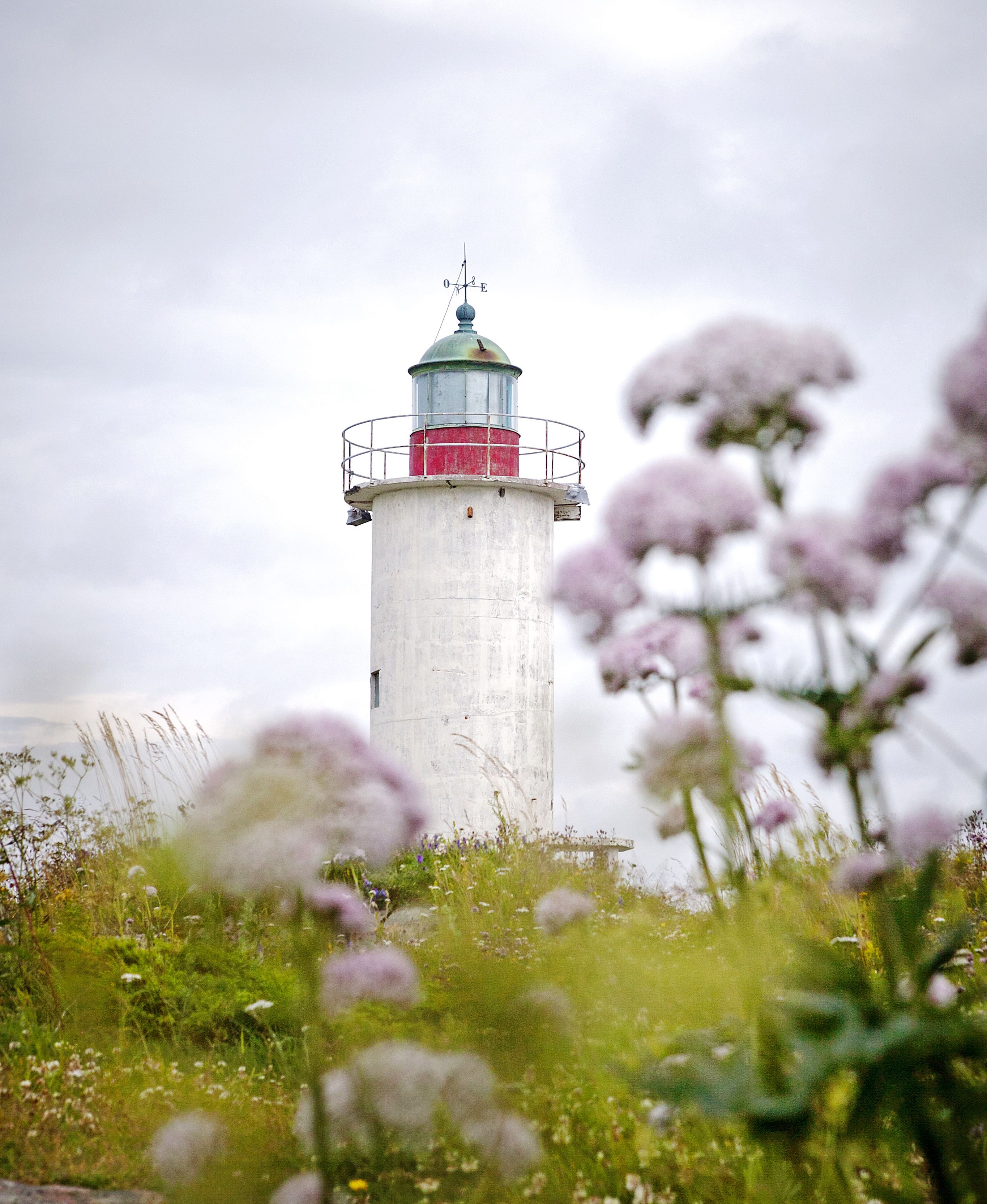 Gustavsvärnin pieni majakka seisoo topakasti Hangon edustan ulkoluodolla.