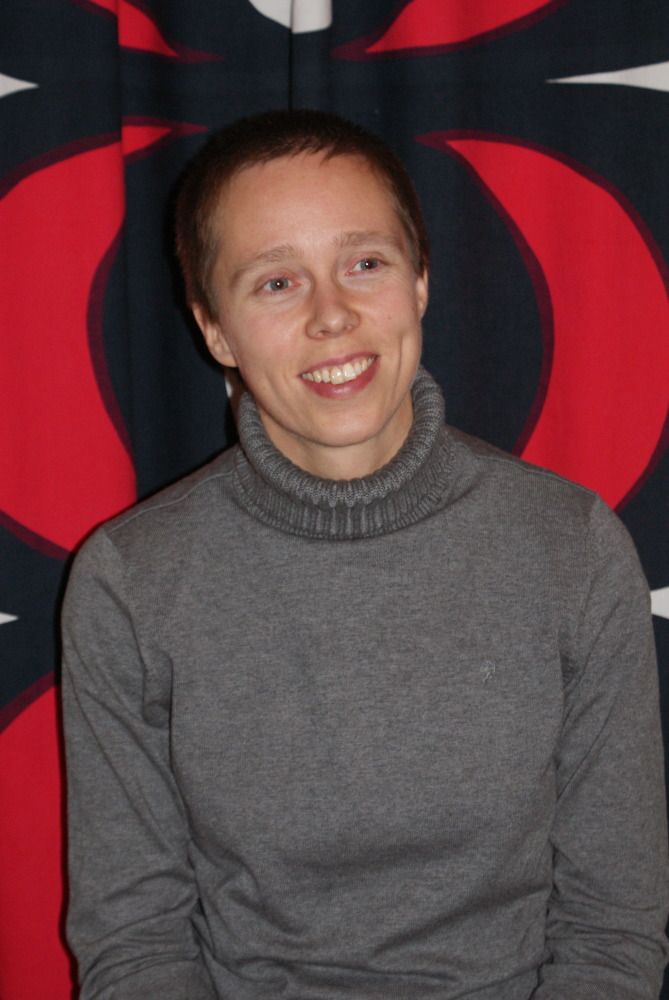 Ammattijärjestäjä Elina Alasentien uusi kirja on suomalainen raivausopas kodin tavaraongelmien selvittämiseen. Kuva: Laura Euramo