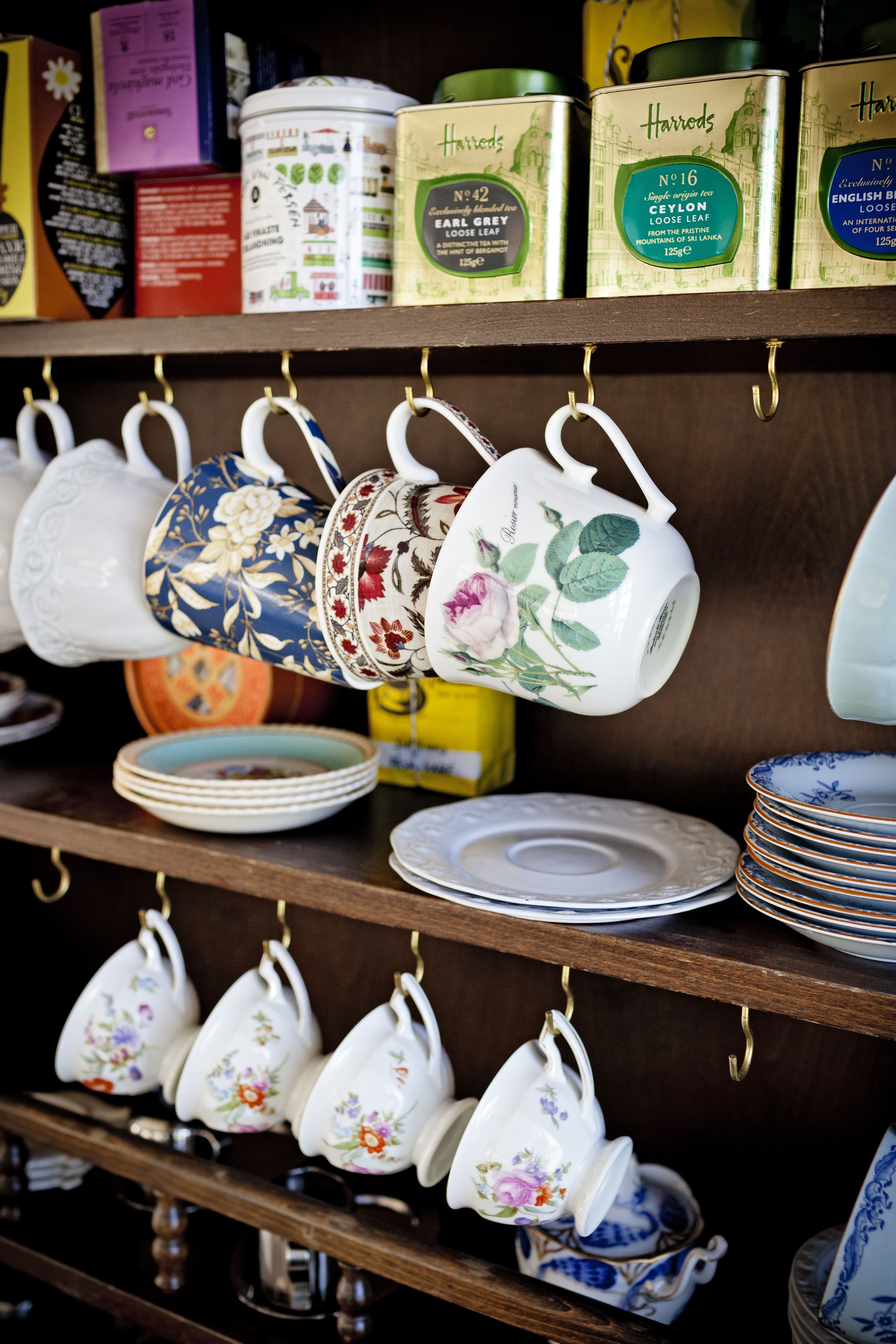 Vanhat astiat luovat tunnelmaa.