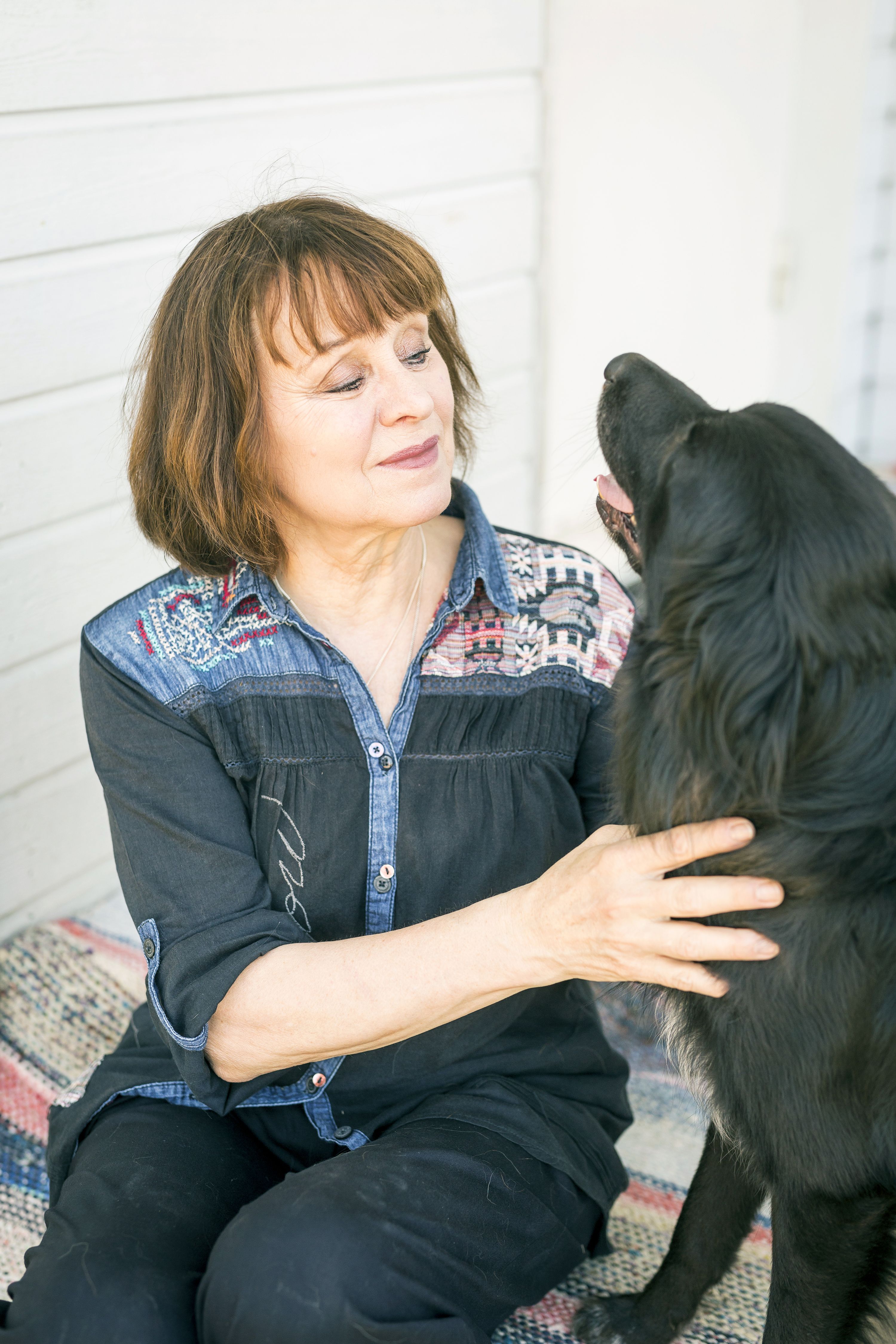  Carita on toipunut raskaasta työstä koiralenkeillä. ”Eläkkeellä aion vähän kouluttaa Pyryä ja Tuiskua, ne ovat päässeet metsittymään vuosien varrella.”