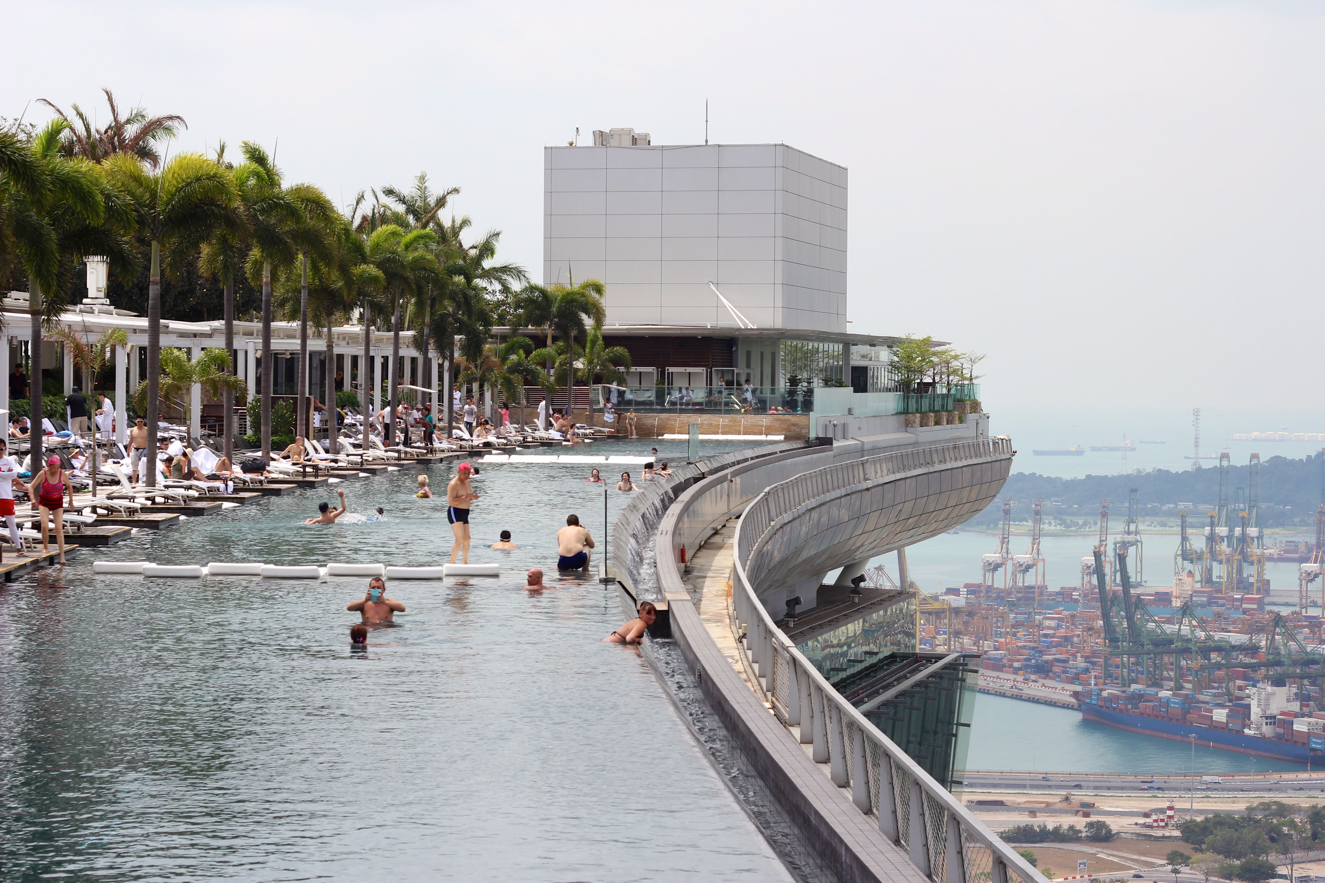 Singaporen Skypark-hotellin katolla pääsee uimaan ja nauttimaan ihanista maisemista. Kuva: Sanoma-arkisto