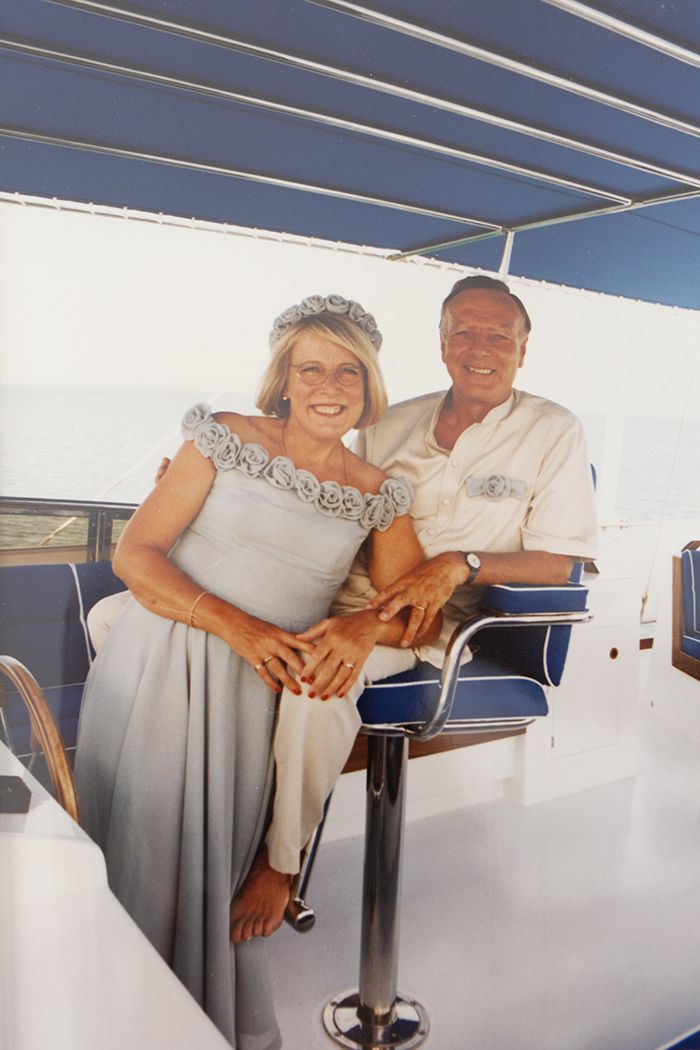 Hääpari hulppeassa veneessään Thaimaassa 1995.