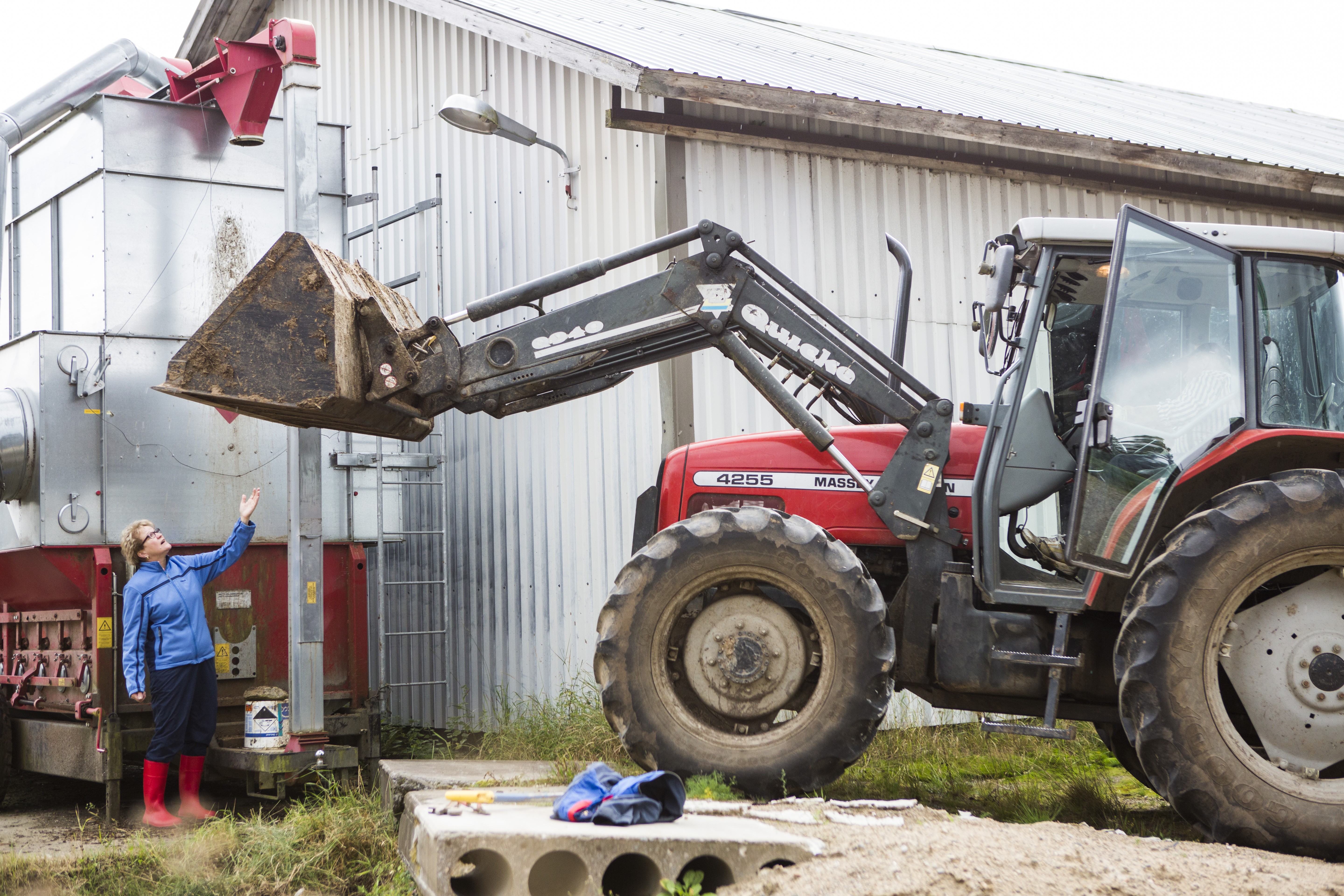 Puintityö vaatii Vuokolta ja Joukolta yhteistyötä.