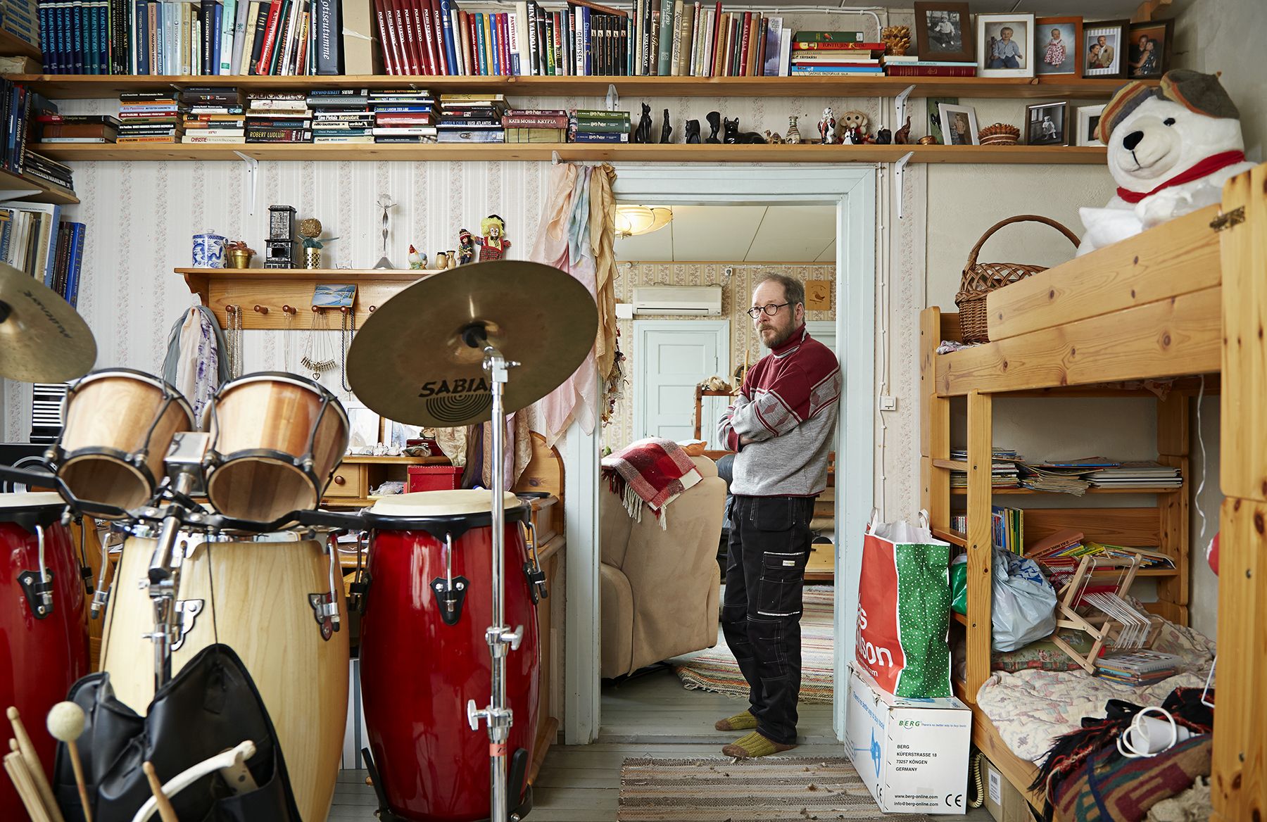 Eke on myös musiikki- ja lukumies. Keskiyöllä kirja heltiää kädestä vasta kun uni vie voiton.