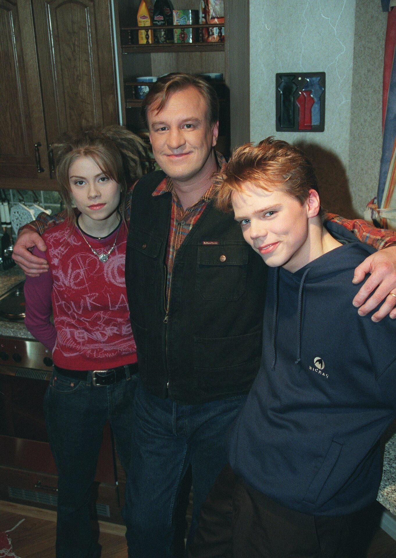 Ismo Koveron seurassa Salkkari-näyttelijät Venla Saartamo ja Pete Lattu.