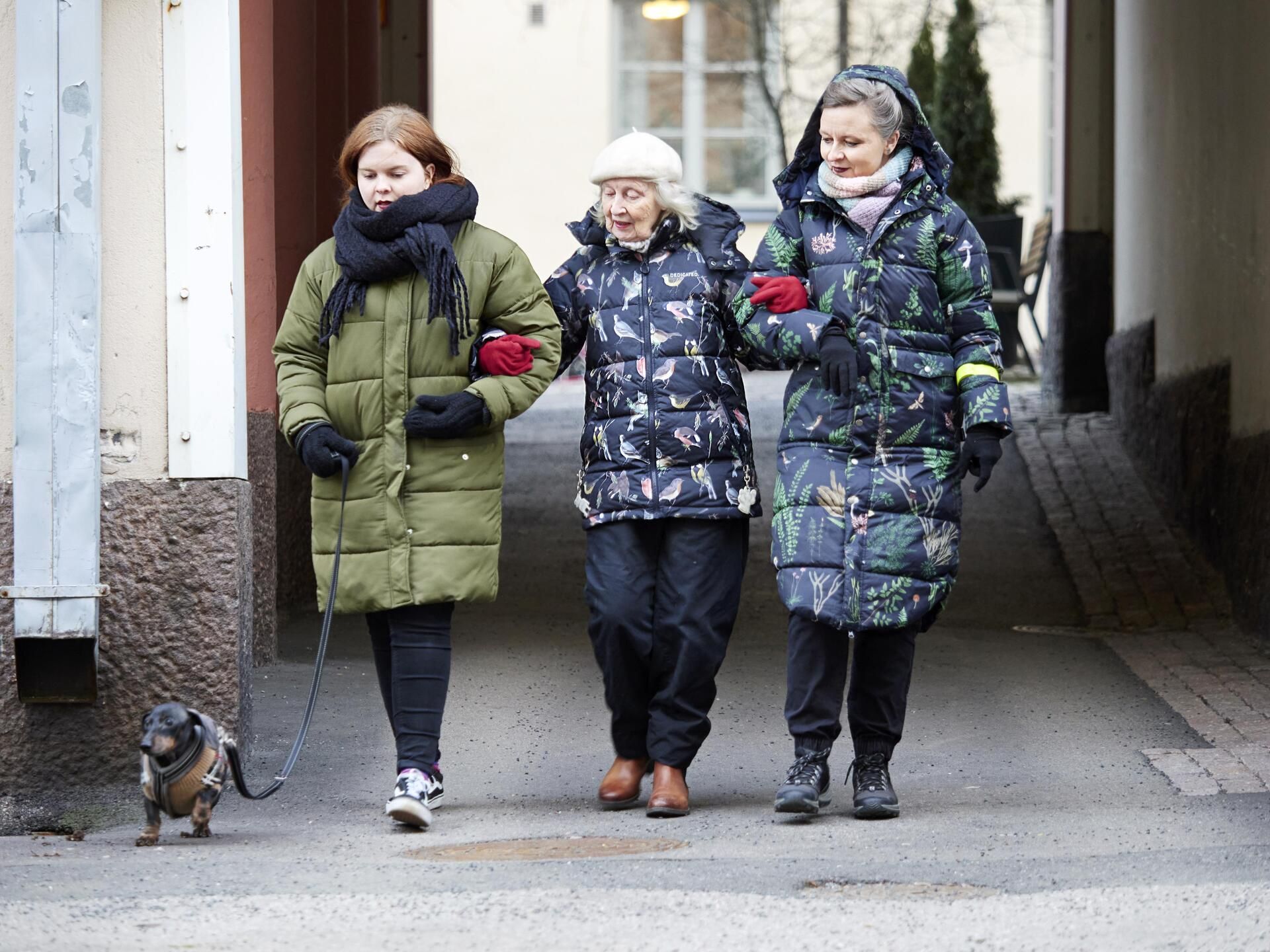 Kolme sukupolvea kävelyllä. "Rakkauteni kirjallisuuteen on onneksi periytynyt Annalle ja Ainulle", Taina sanoo.