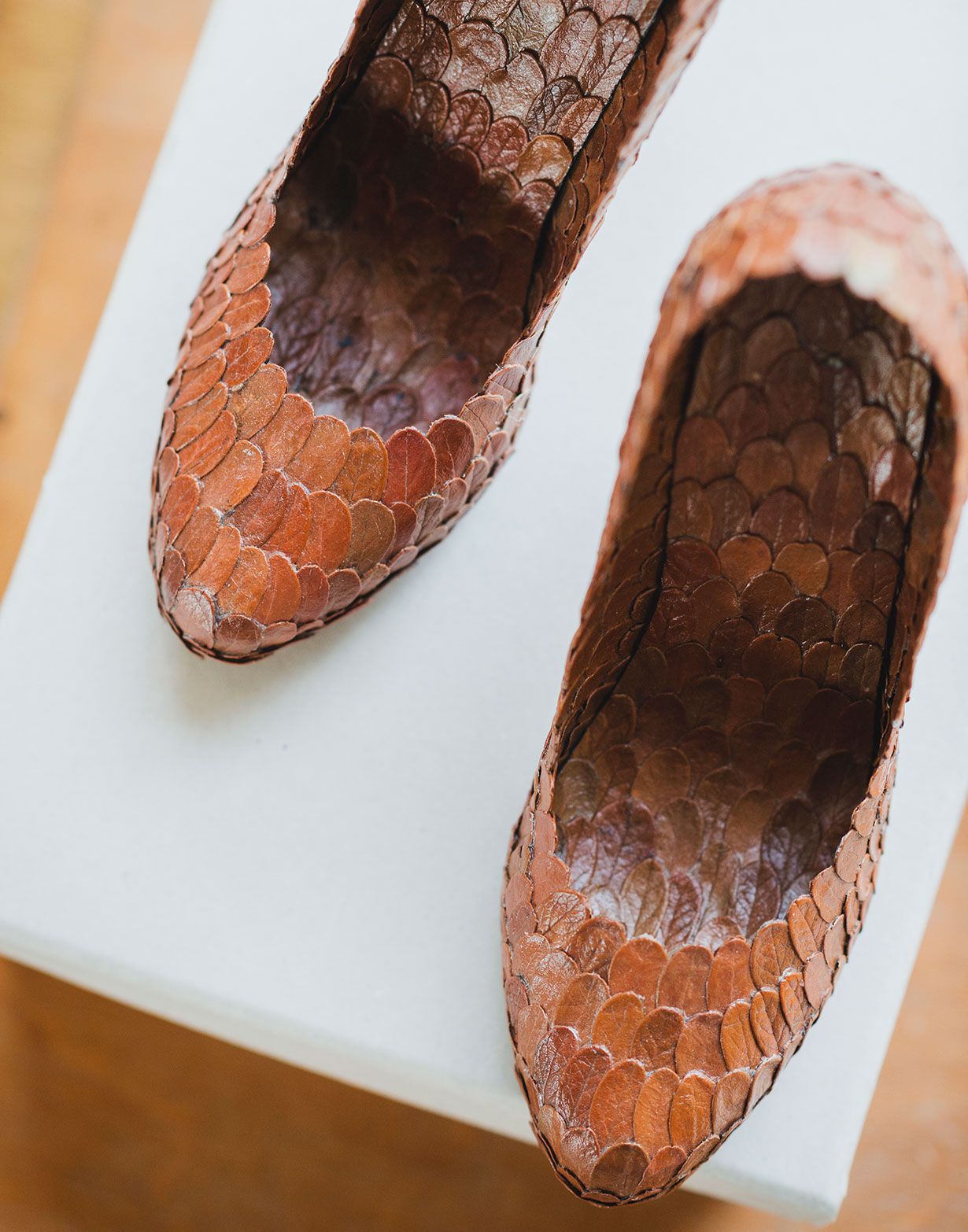 Luonnon garderobi -sarjan työt villitsevät katsojansa. Näyttelyvieraat yrittävät joskus sovitella juolukkakenkiä.