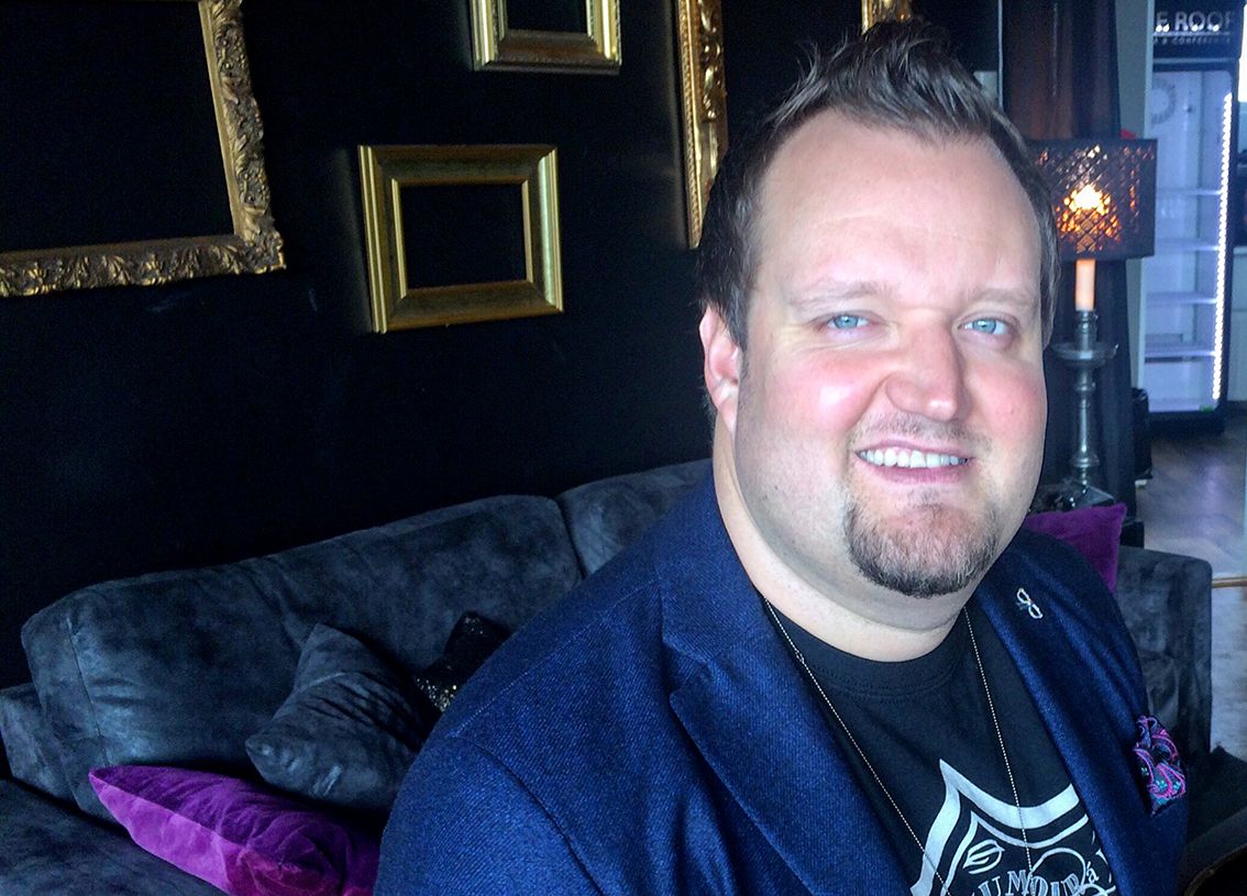 Elämäntaparemonttini on auttanut myös siihen, että torsoni on suoristunut. Se helpottaa työssä ja liikkumisessa, kun on löytänyt vatsalihakset, kertoo Sami Hedberg. Kuva: Annakaisa Vääräniemi