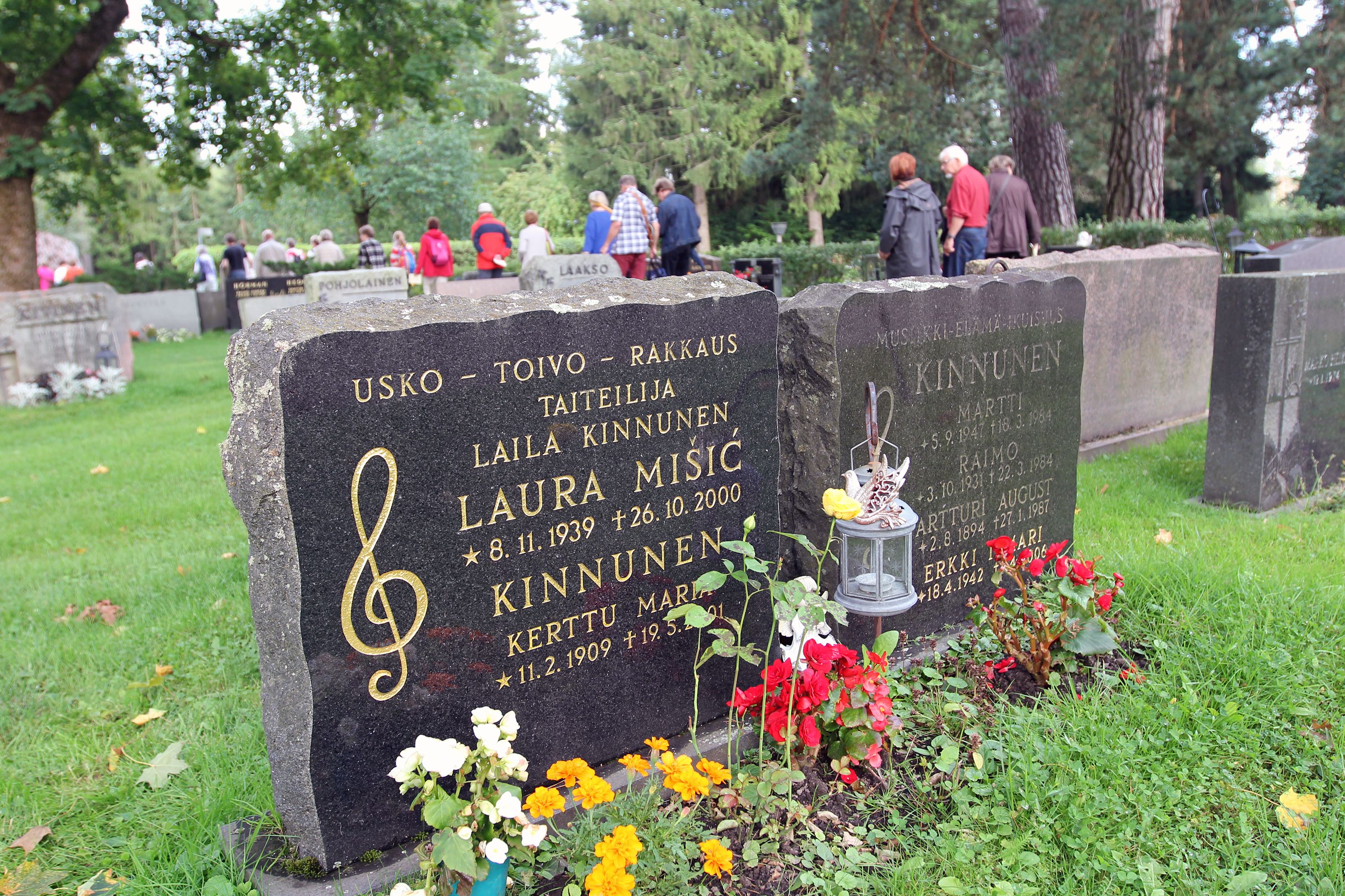 Laila Kinnusen haudalla kuultiin vuoden 1961 euroviisukappale Valoa ikkunassa.
