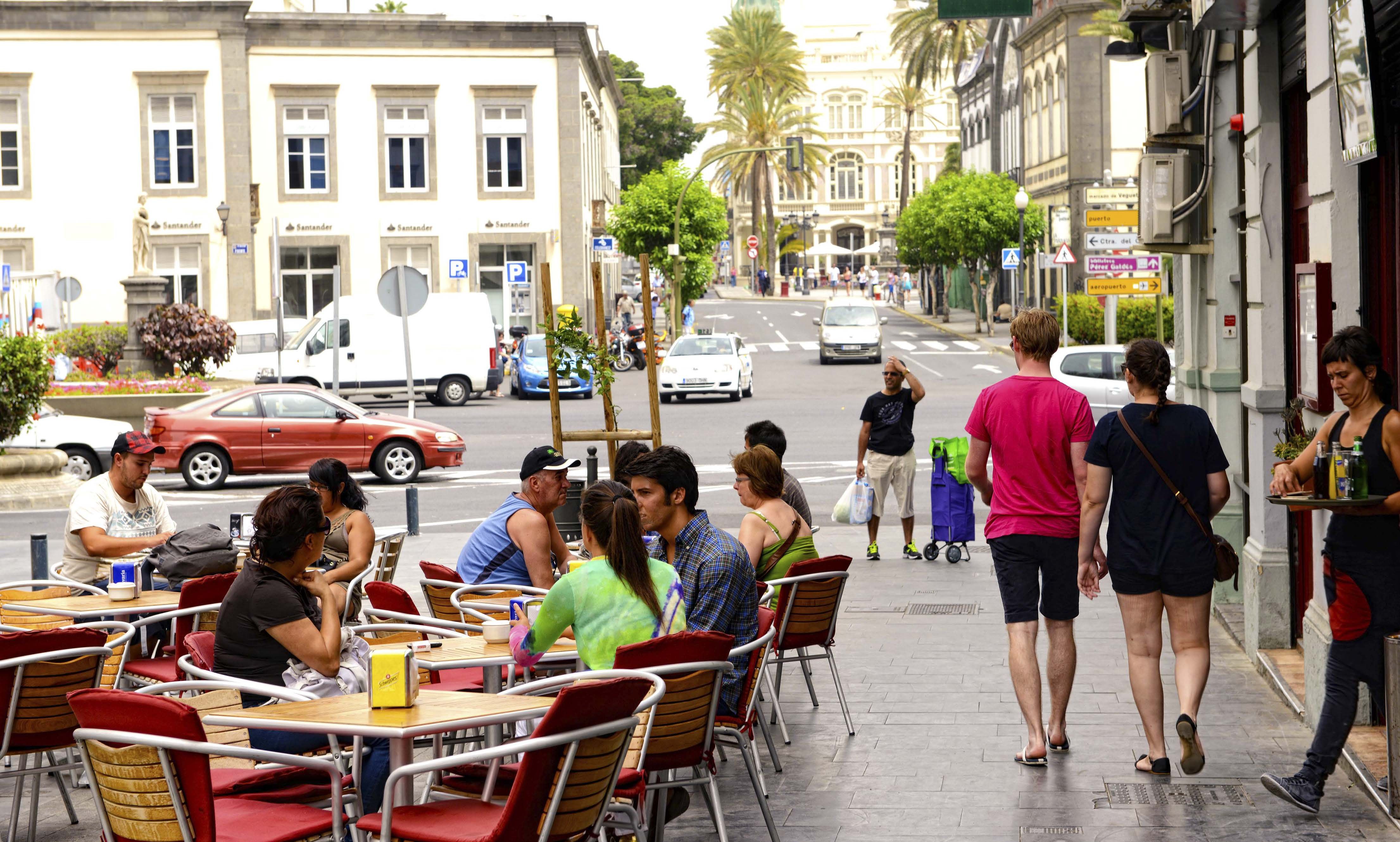 Las Palmasin ravintolat levittäytyvät myös kaduille.