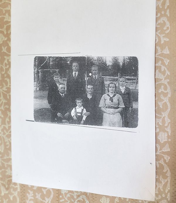 Arvon perhekuva .Arvo on kuvassa äärimmäisenä oikealla.