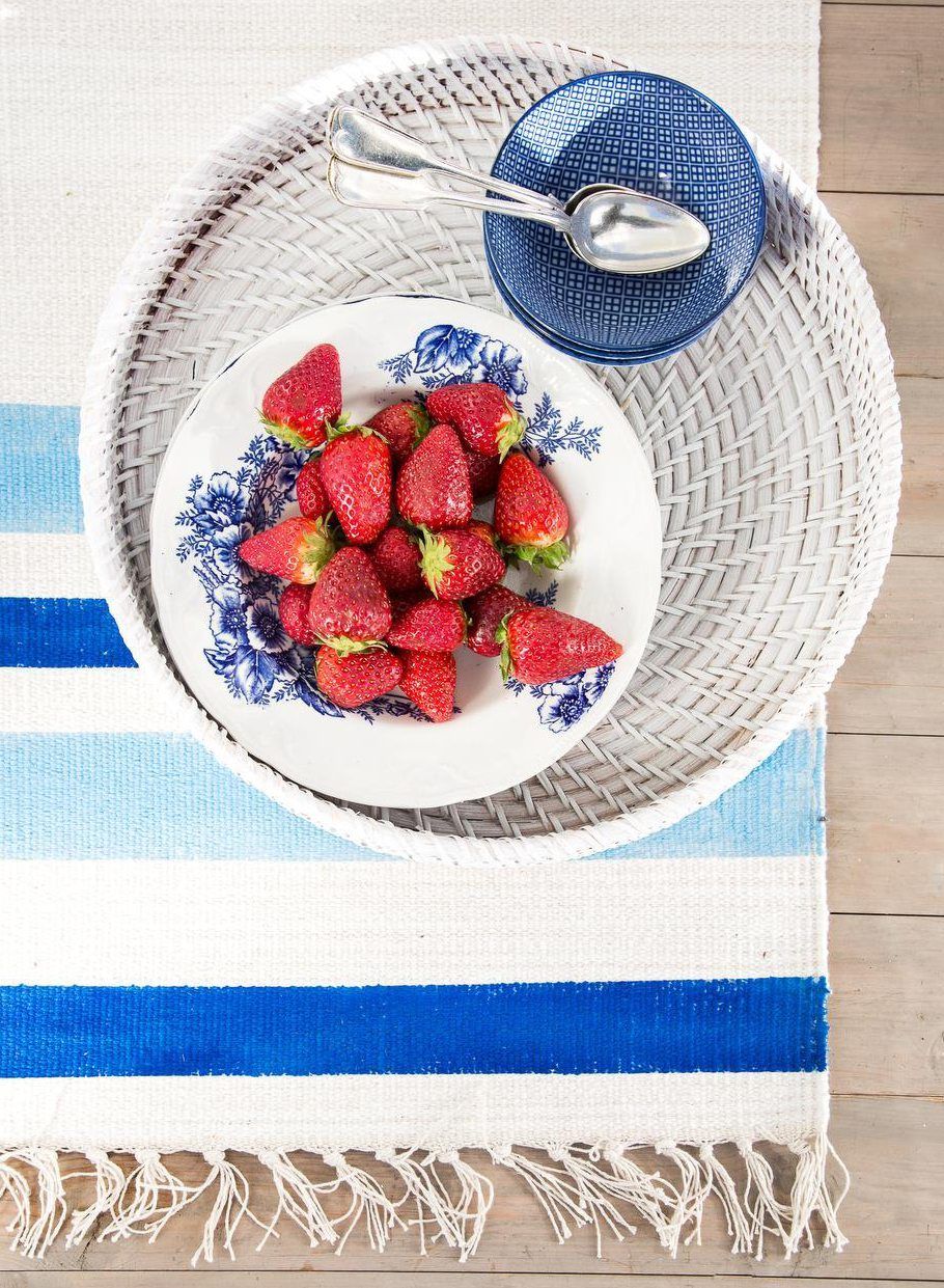 Vinkki! Tekstiiliväreillä uudistat näppärästi paitsi räsymaton, myös pöytäliinoja ja tyynynpäällisiä.