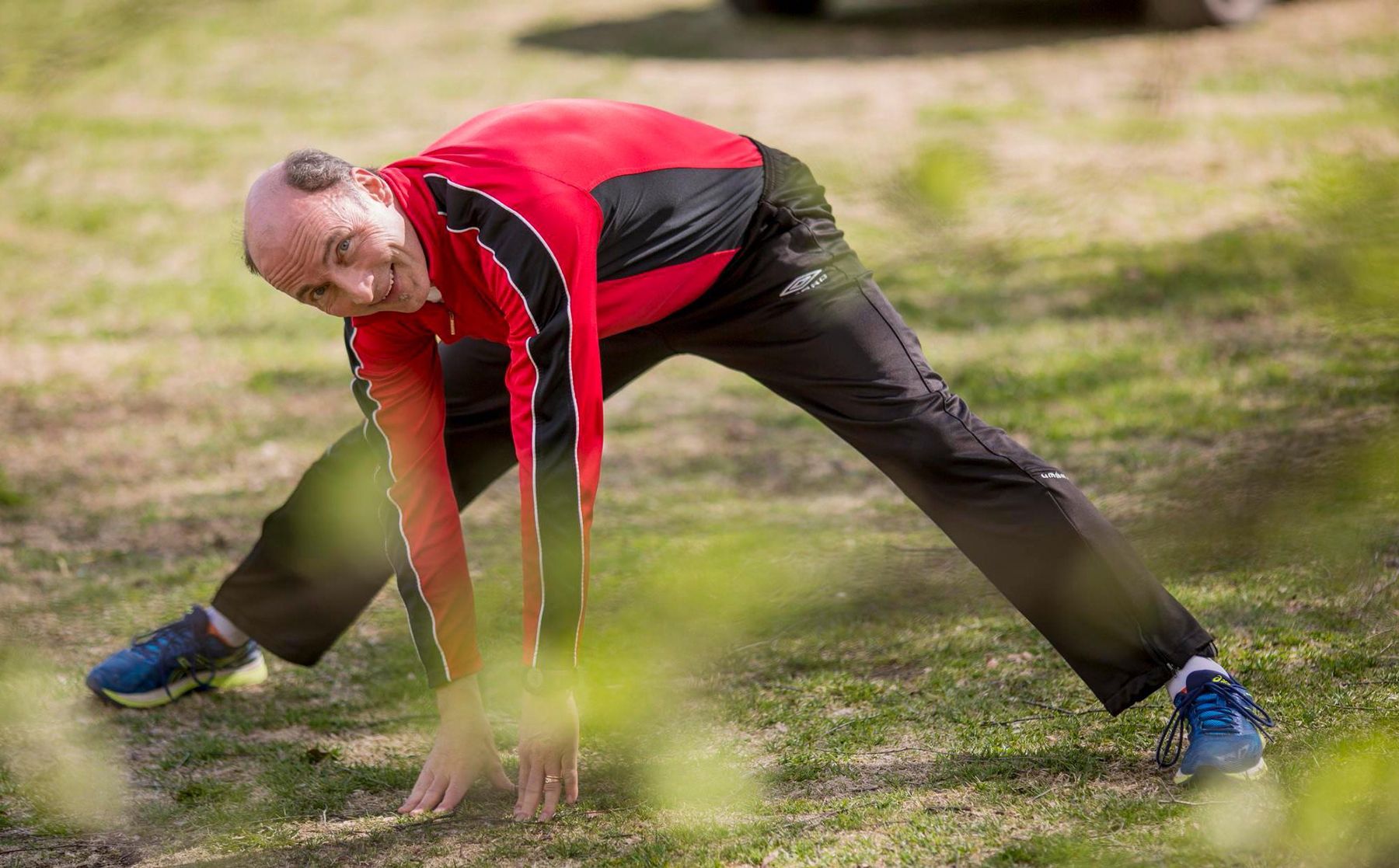 Esa lämmittelee ja venyttelee tunnin verran ennen kisajuoksua.