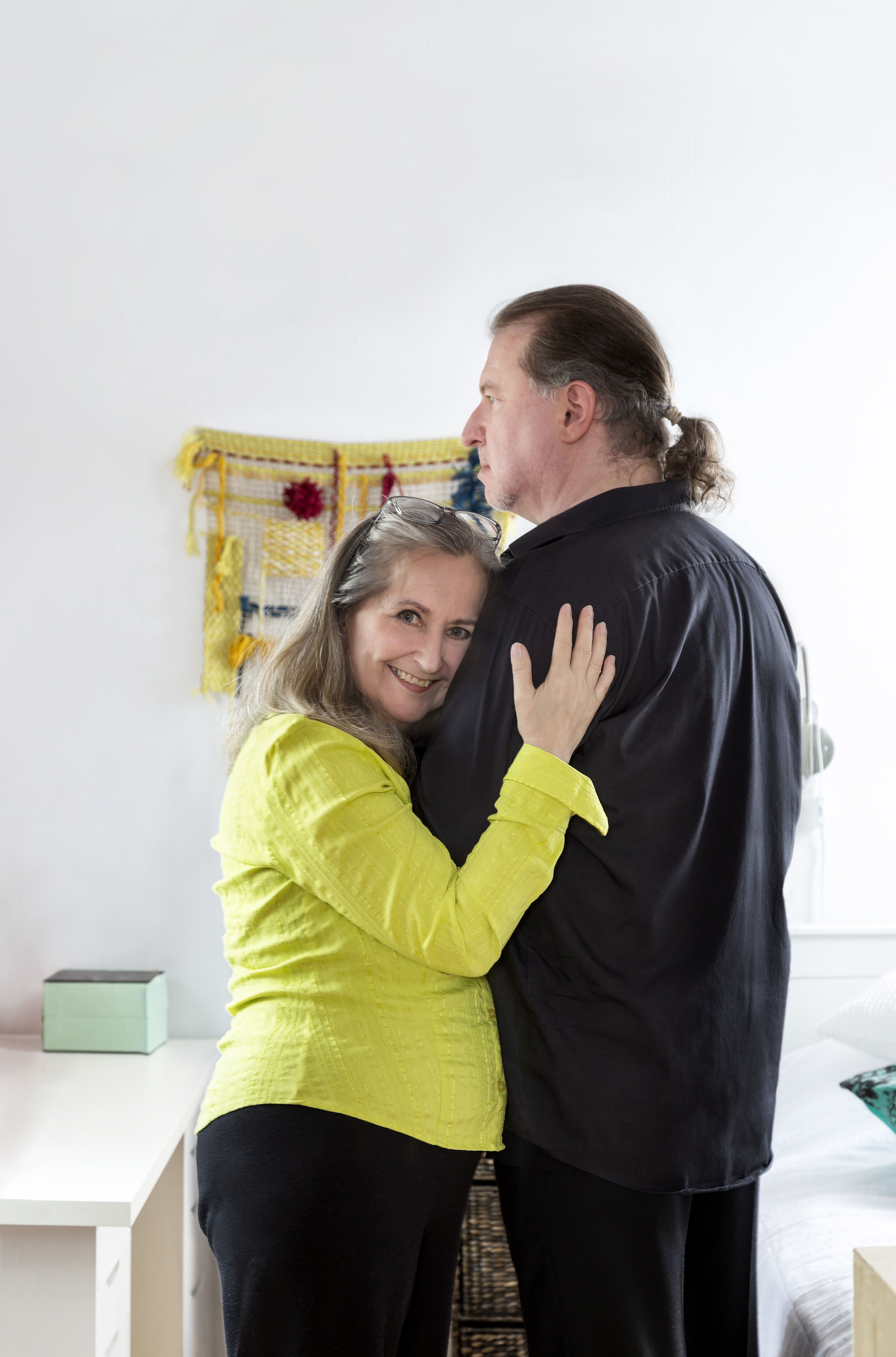 Ritva Grönberg haluaa, että makuuhuoneessa on korkeintaan hämärää. Mika Paasivaara nukkuu parhaiten pimeässä.