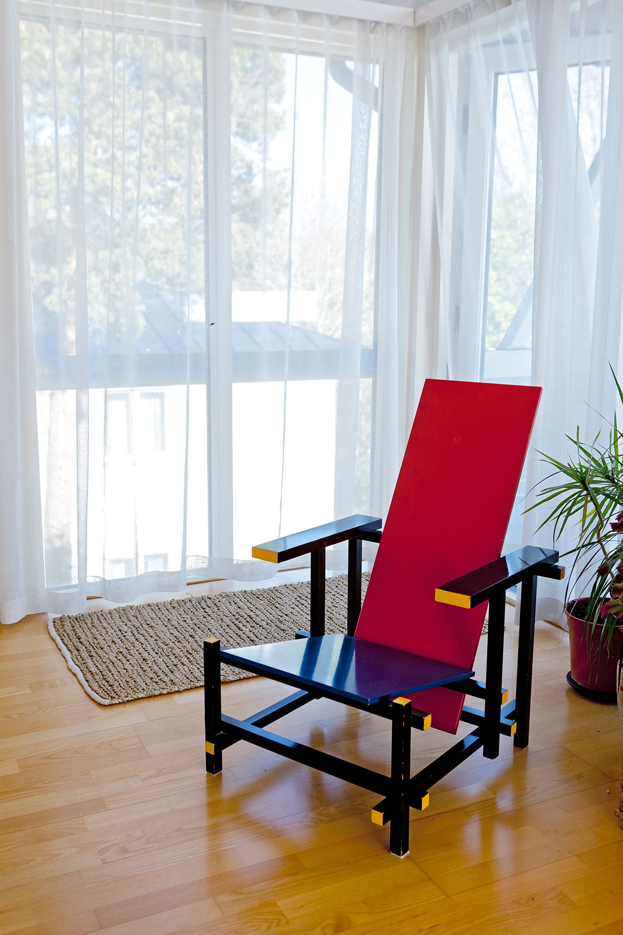 Judylla on kopio Rietveld Stuhl 1917 -designtuolista.